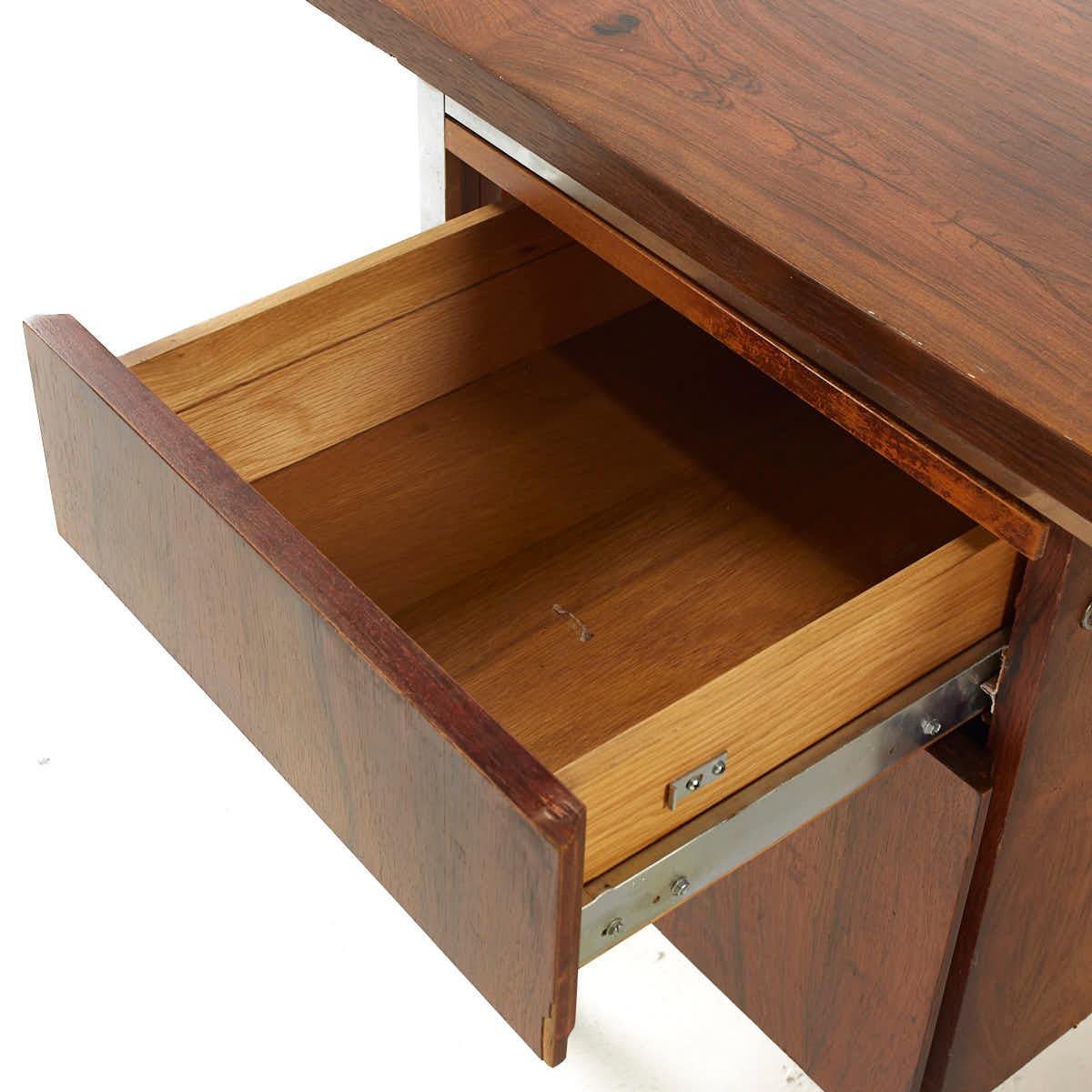 Florence Knoll Style Mid Century Rosewood and Chrome Executive Desk For Sale 5