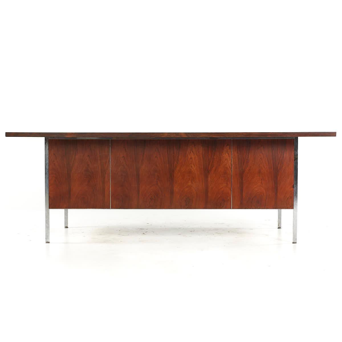 Florence Knoll Style Mid Century Rosewood and Chrome Executive Desk In Good Condition For Sale In Countryside, IL