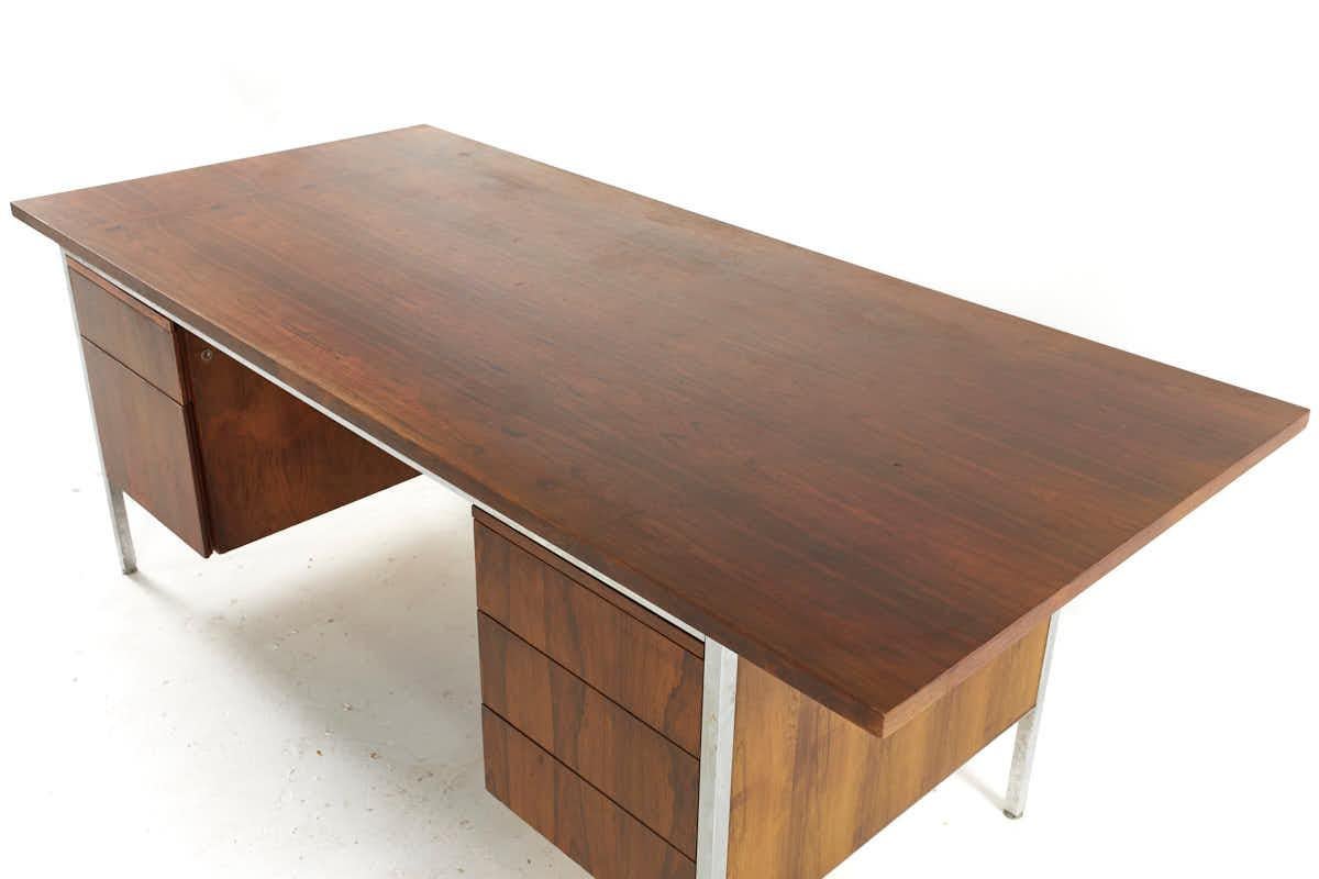 Florence Knoll Style Mid Century Rosewood and Chrome Executive Desk For Sale 1