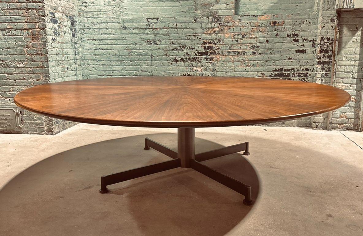 Table de salle à manger/conférence en noyer Stow Davis, style Florence Knoll, avec base en bronze, 1960
Mesures Le dessus en noyer mesure 8' de diamètre 1
