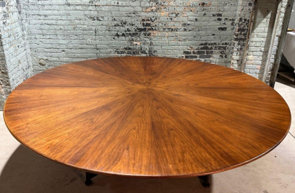 Table de salle à manger Stow Davis, 1960, style Florence Knoll, avec base en bronze Bon état - En vente à Chicago, IL