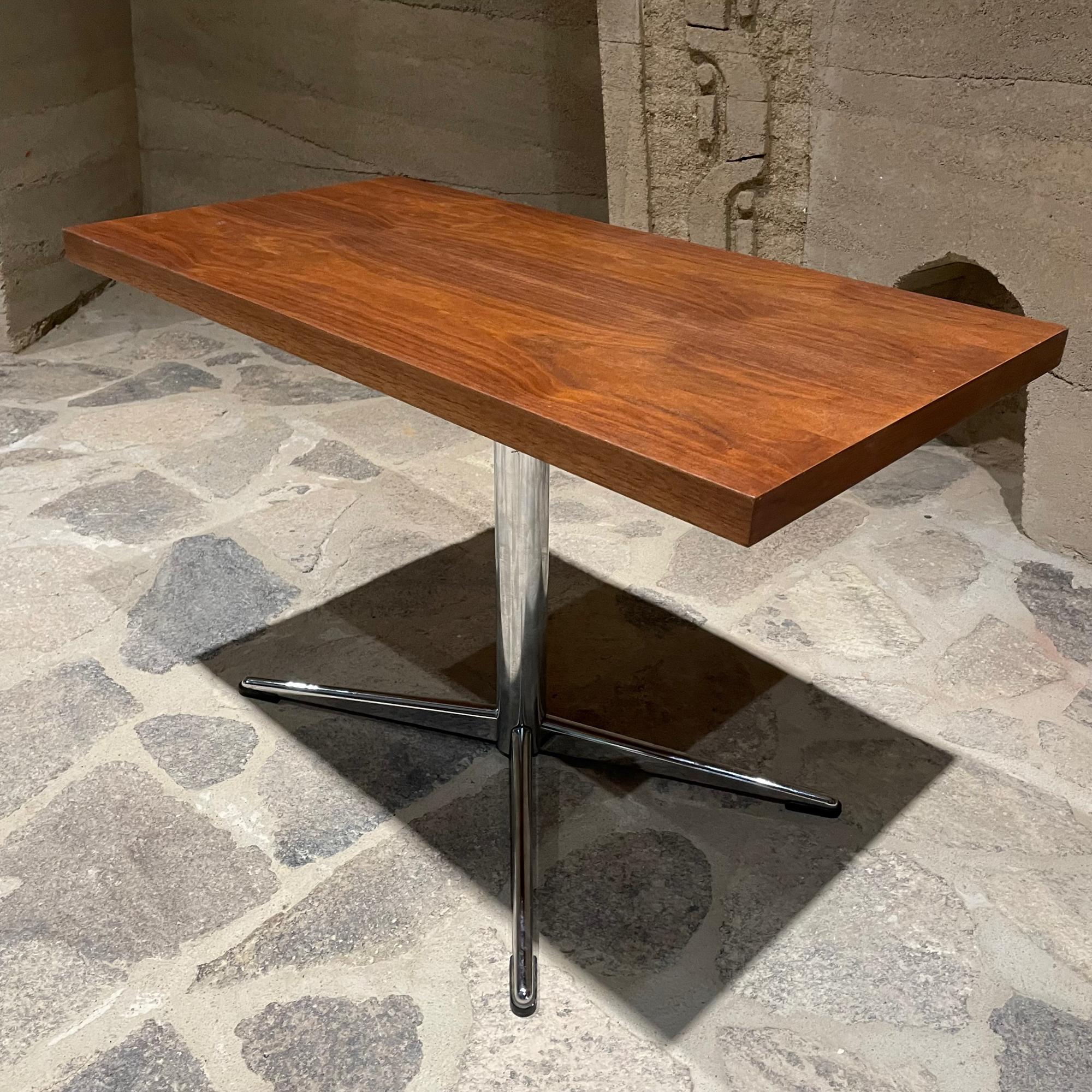 1970s Walnut Entryway Side Table Adjustable Chrome Style Knoll In Good Condition For Sale In Chula Vista, CA