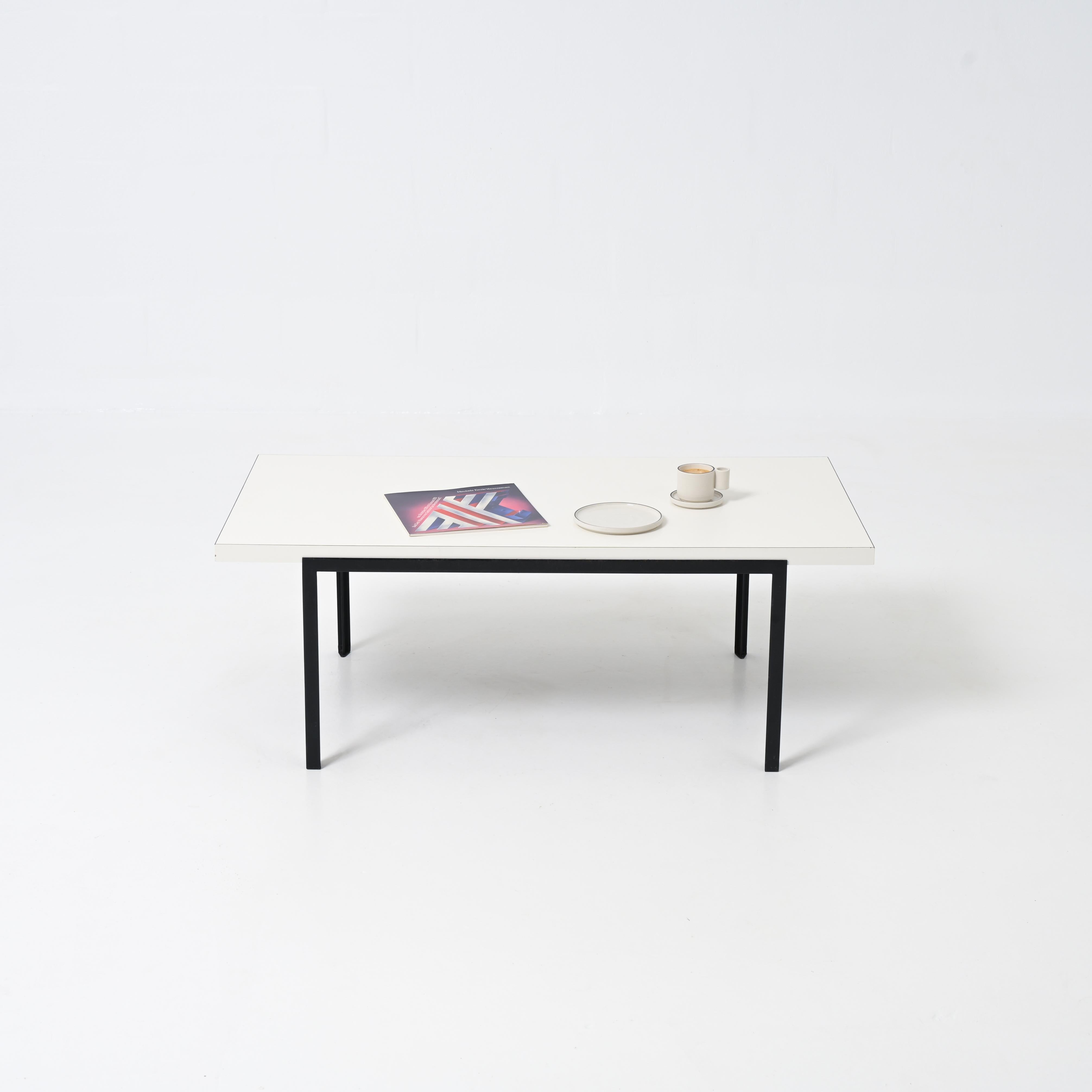 La table basse AT&T est une production limitée réalisée par De Coene pour Knoll International. Il s'agit d'un modèle précoce et unique de Florence Knoll, qui est mentionné dans le livre 