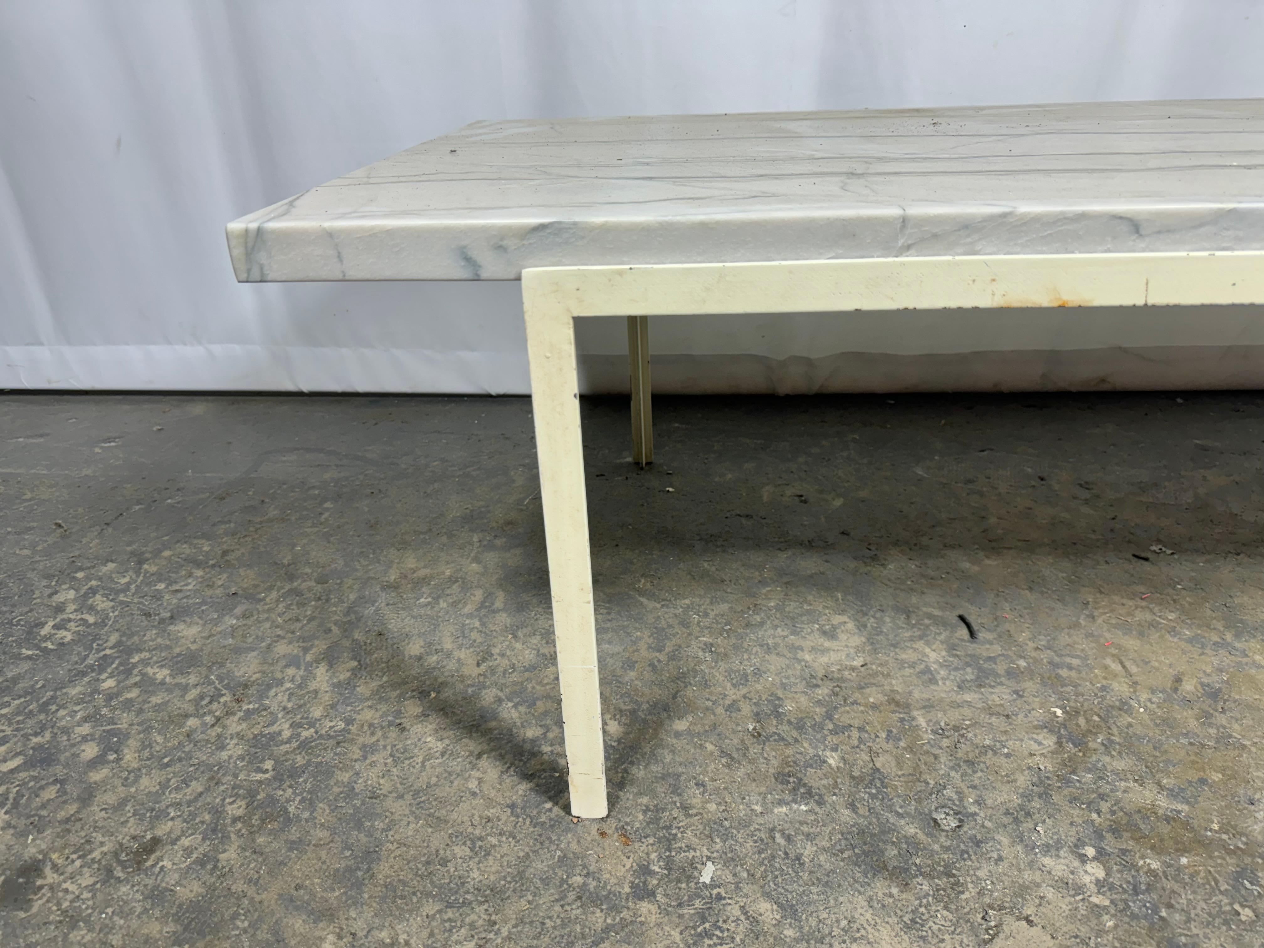 Table basse en acier émaillé blanc et plateau en marbre blanc de Florence Knoll pour Knoll International, en bel état d'origine. Il est aussi frais aujourd'hui que le jour où il a été conçu. Il s'intègre parfaitement dans tout environnement moderne,