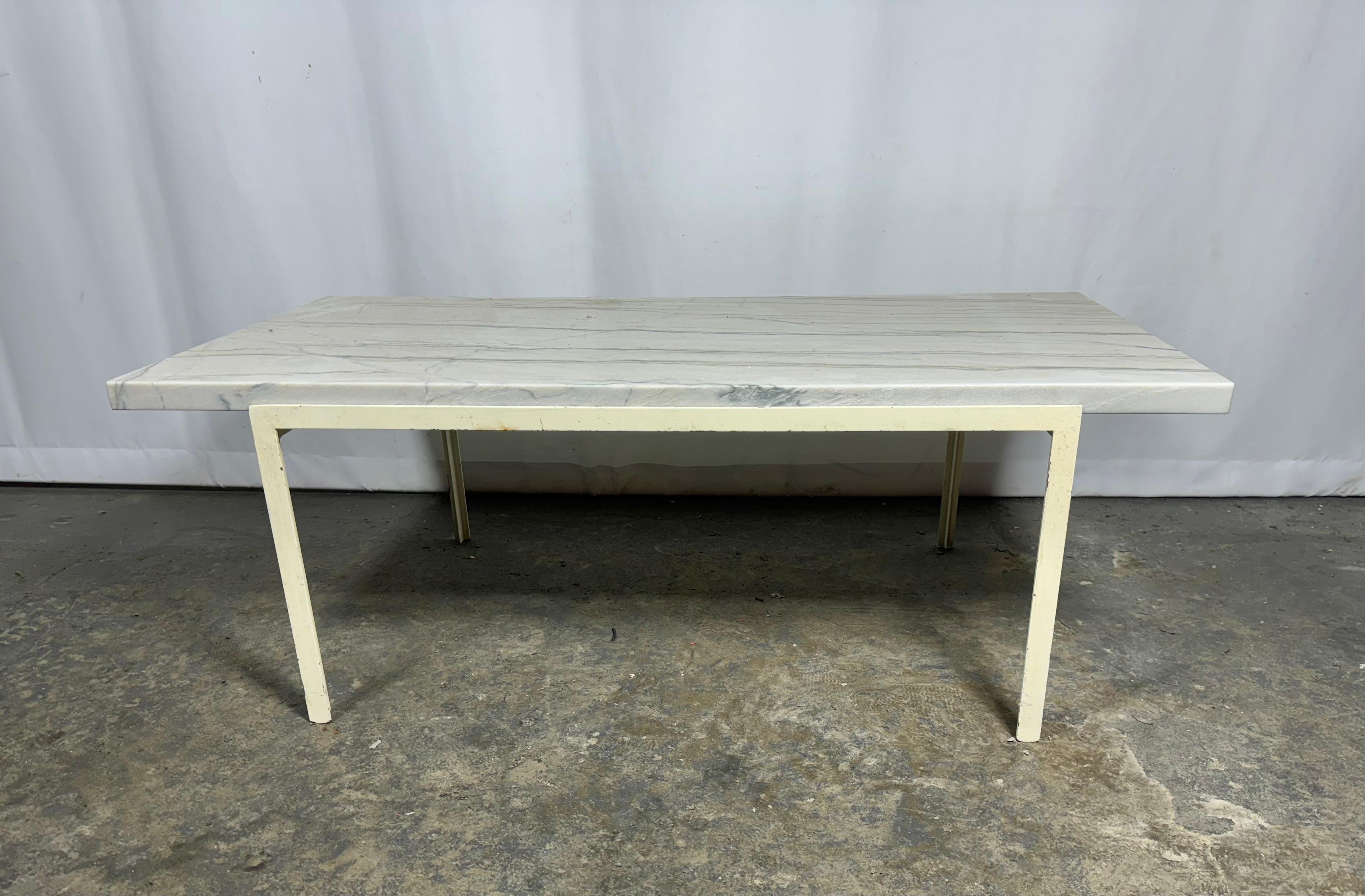 Émaillé Table à café/ Cocktail Florence Knoll à plateau en marbre T-Angle en vente