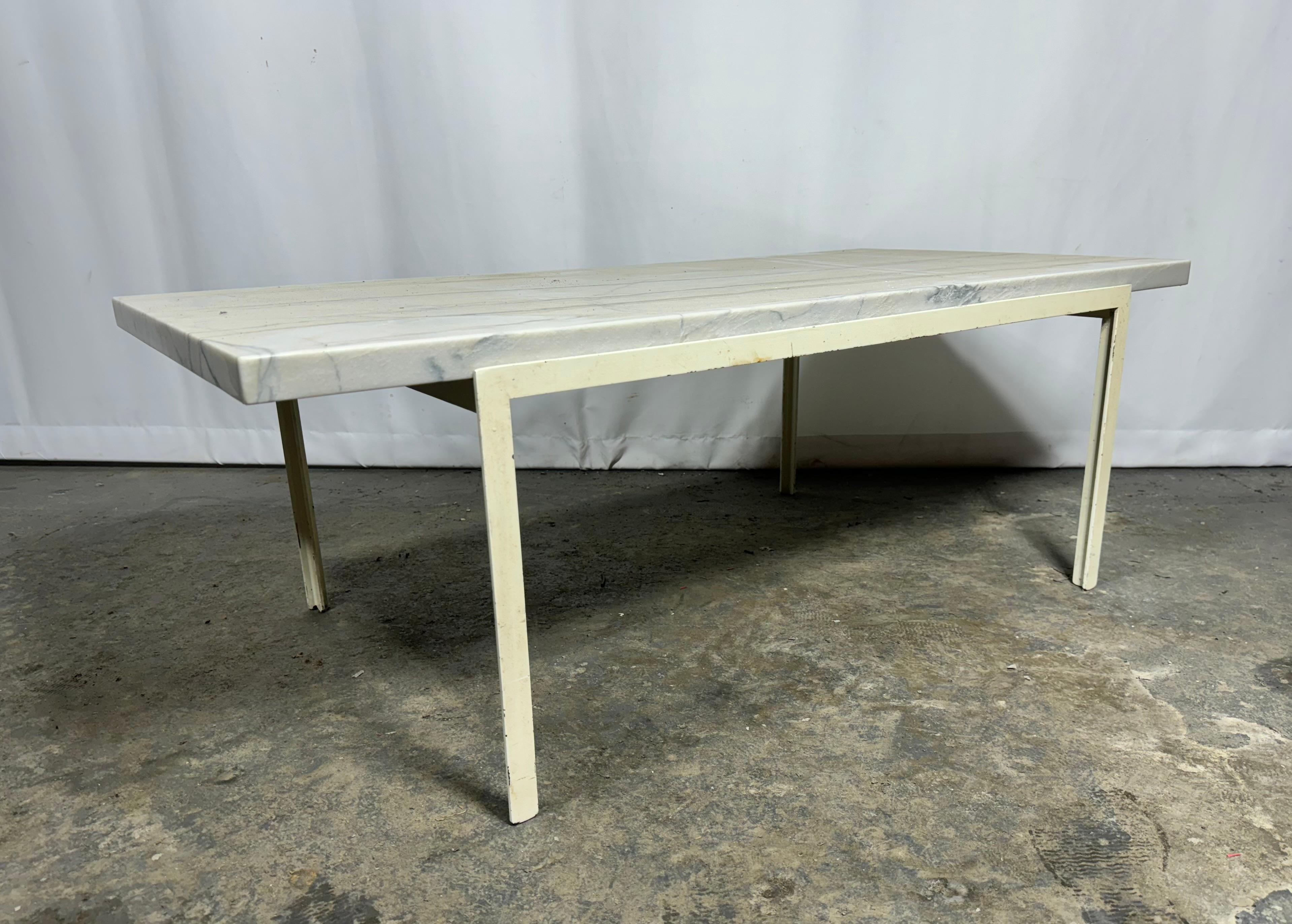 Milieu du XXe siècle Table à café/ Cocktail Florence Knoll à plateau en marbre T-Angle en vente