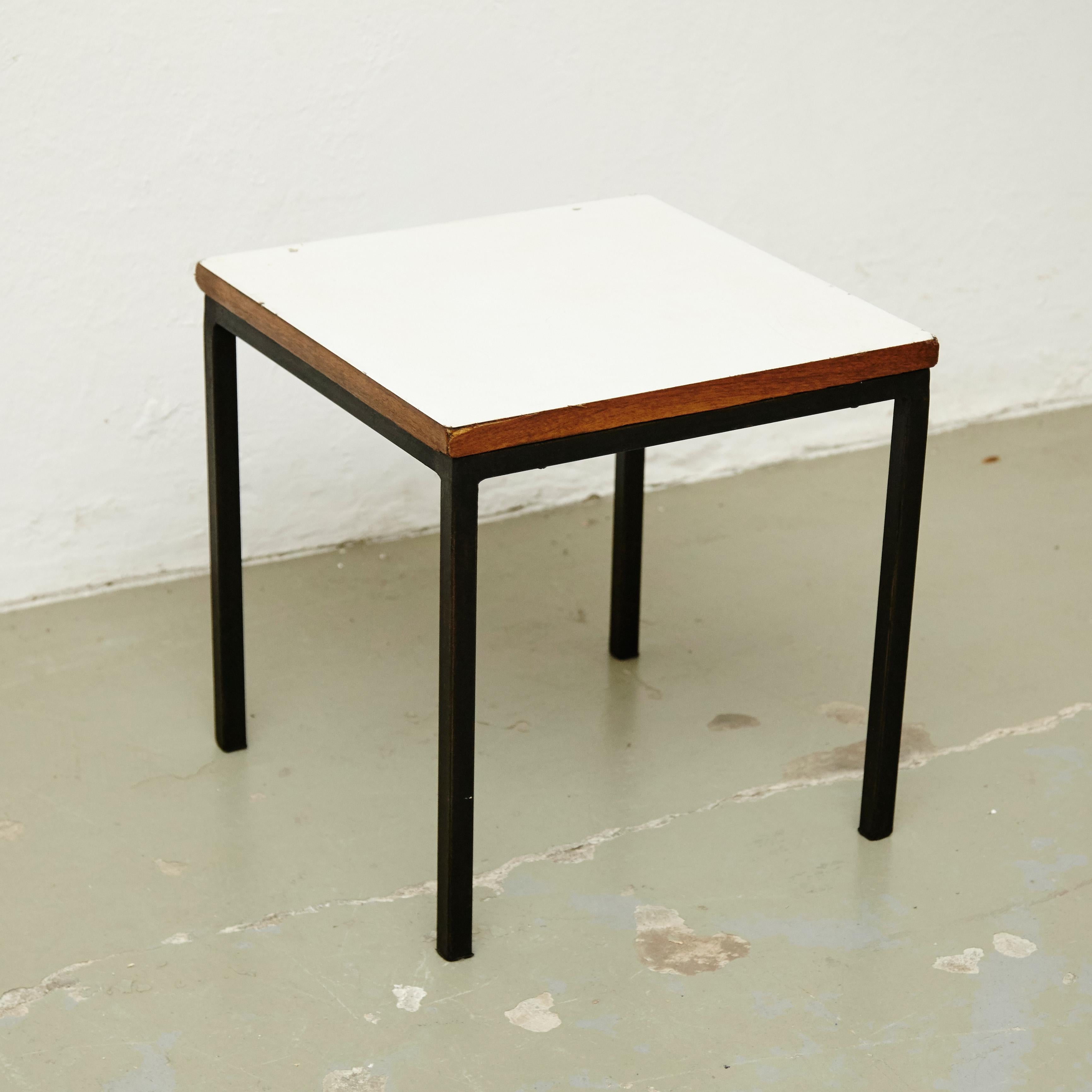 T-angle side table designed by Florence Knoll and manufactured by Knoll.
Metal legs and Formica tabletops. 

In good original condition, with minor wear consistent with age and use.

Florence Knoll Bassett is an American architect and furniture