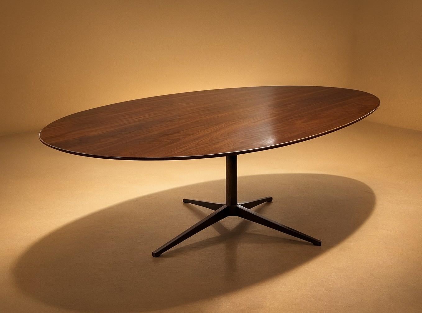 Mesa Florence Knoll tapa de nogal Moderno de mediados de siglo en venta