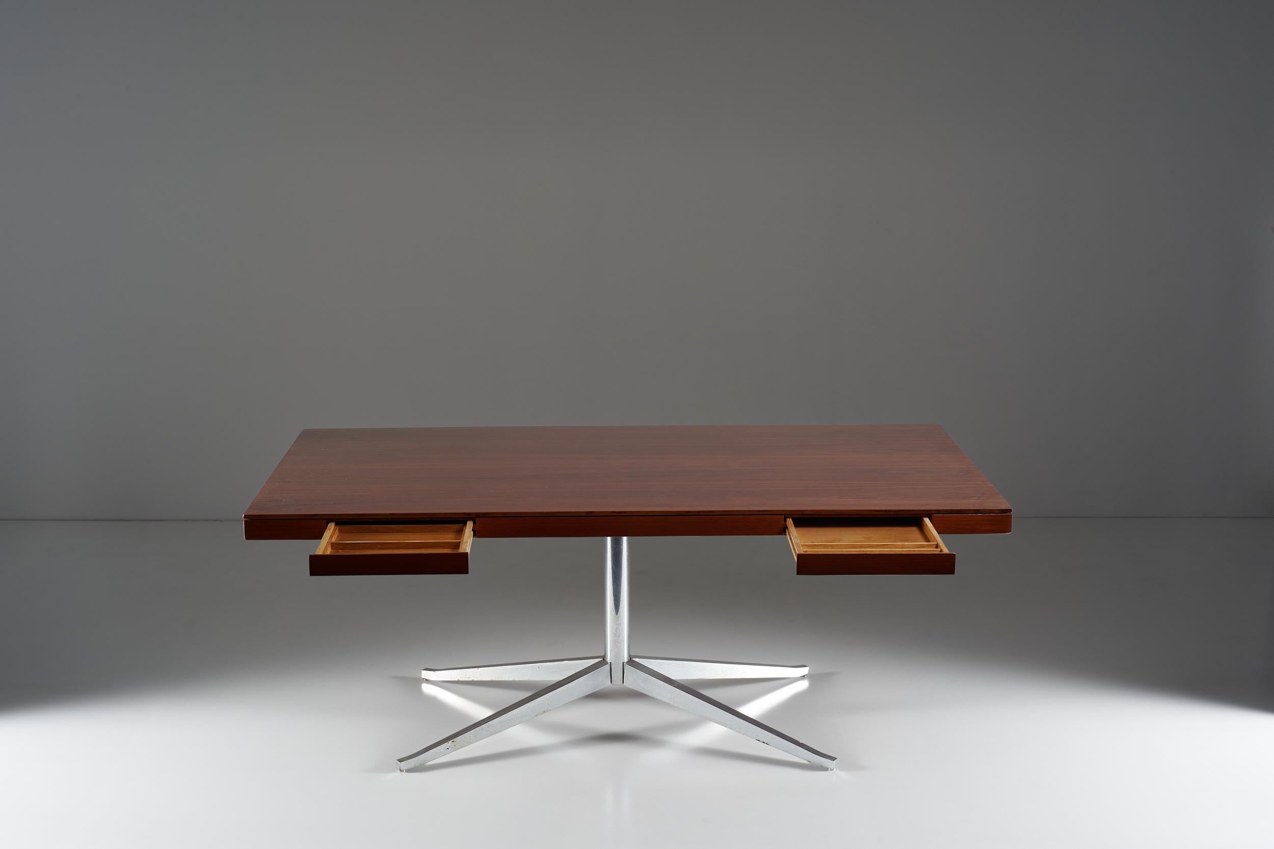 The Knoll table is composed following alternate chromatic elements. The chrome-plated steel that forms the support is shiny and airy, this allows the top to give importance to the wood that hides four drawers on both sides. The spatial dimension of