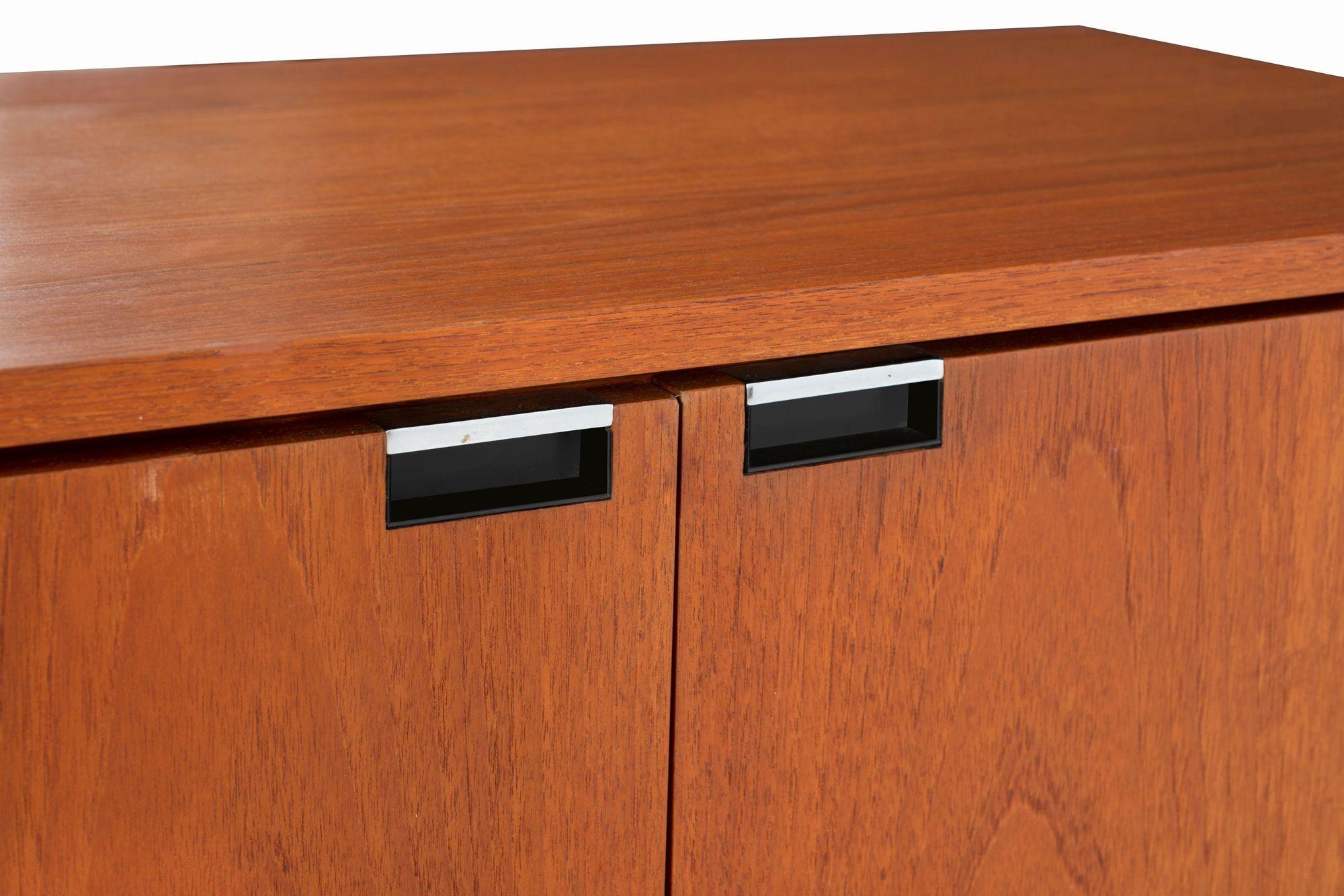 Florence Knoll Two-Door Cabinet in Teak-Wood For Sale 1