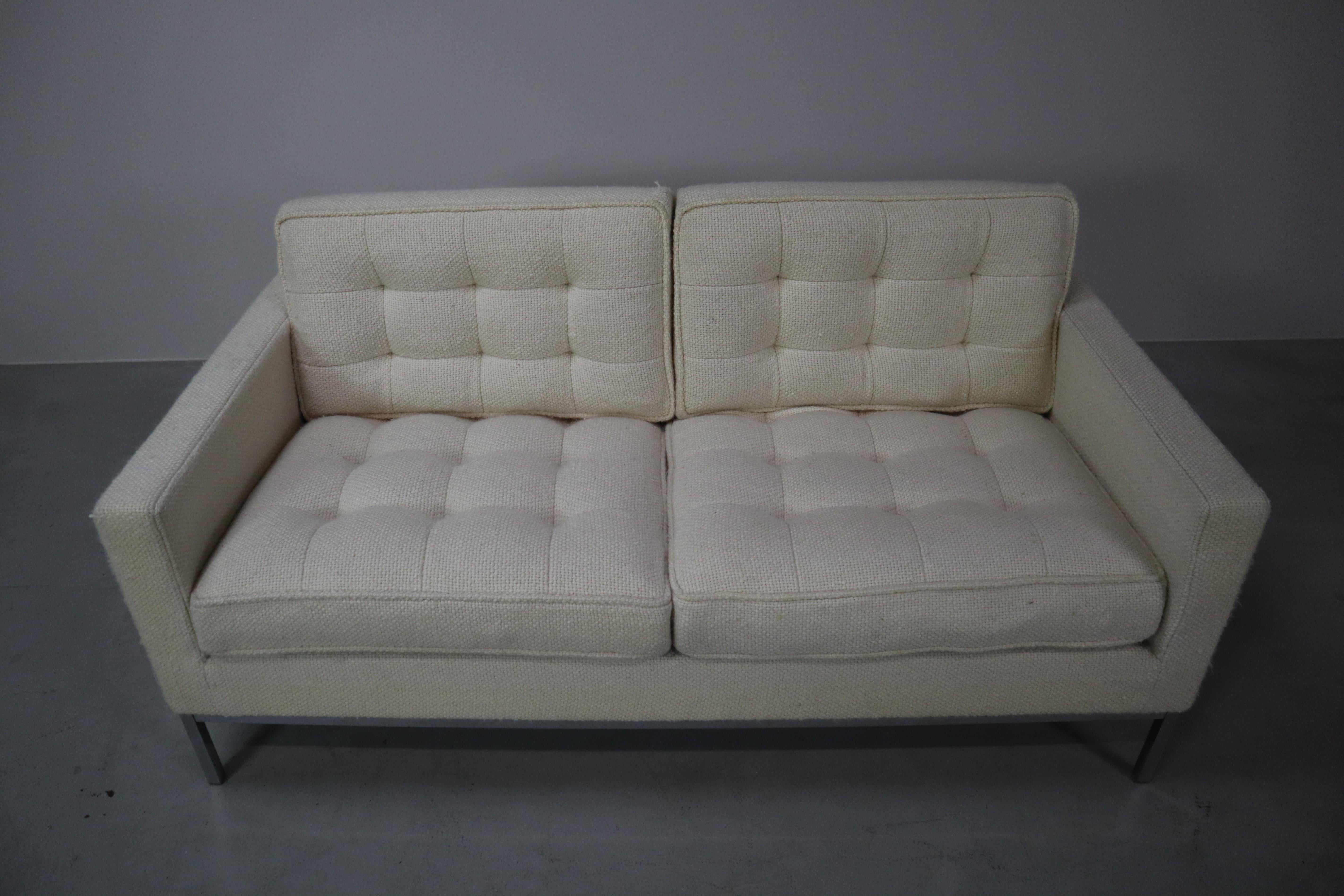 Ein zweisitziges Sofa von Florence Knoll, das 1954 entworfen und in den 1970er Jahren von Knoll International hergestellt wurde. Dieses ikonische Möbelstück kombiniert elegante geometrische Linien mit einem minimalistischen und modernistischen