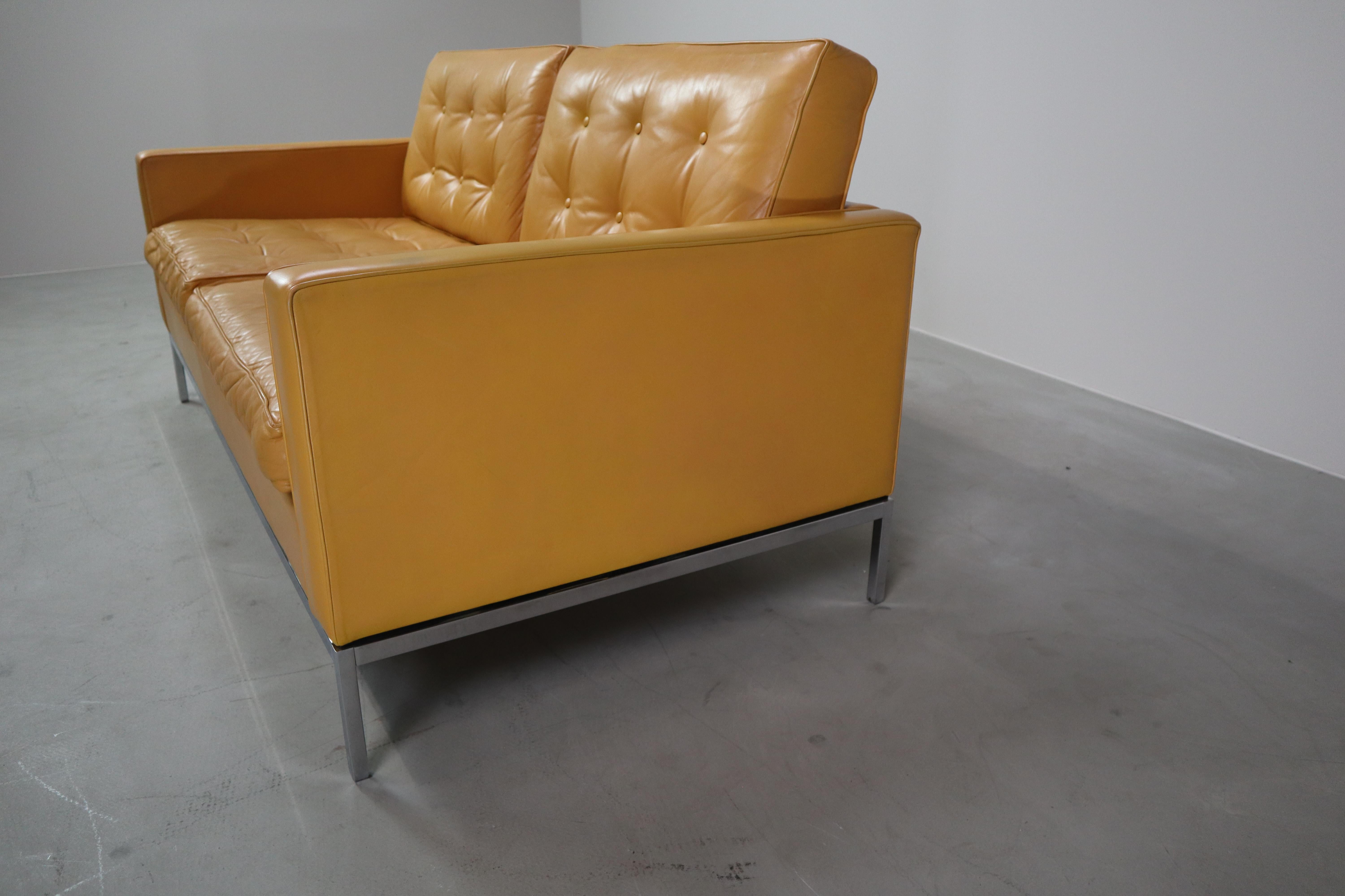 Sofá de dos plazas Florence Knoll de cuero amarillo mostaza, 1970 en venta 3