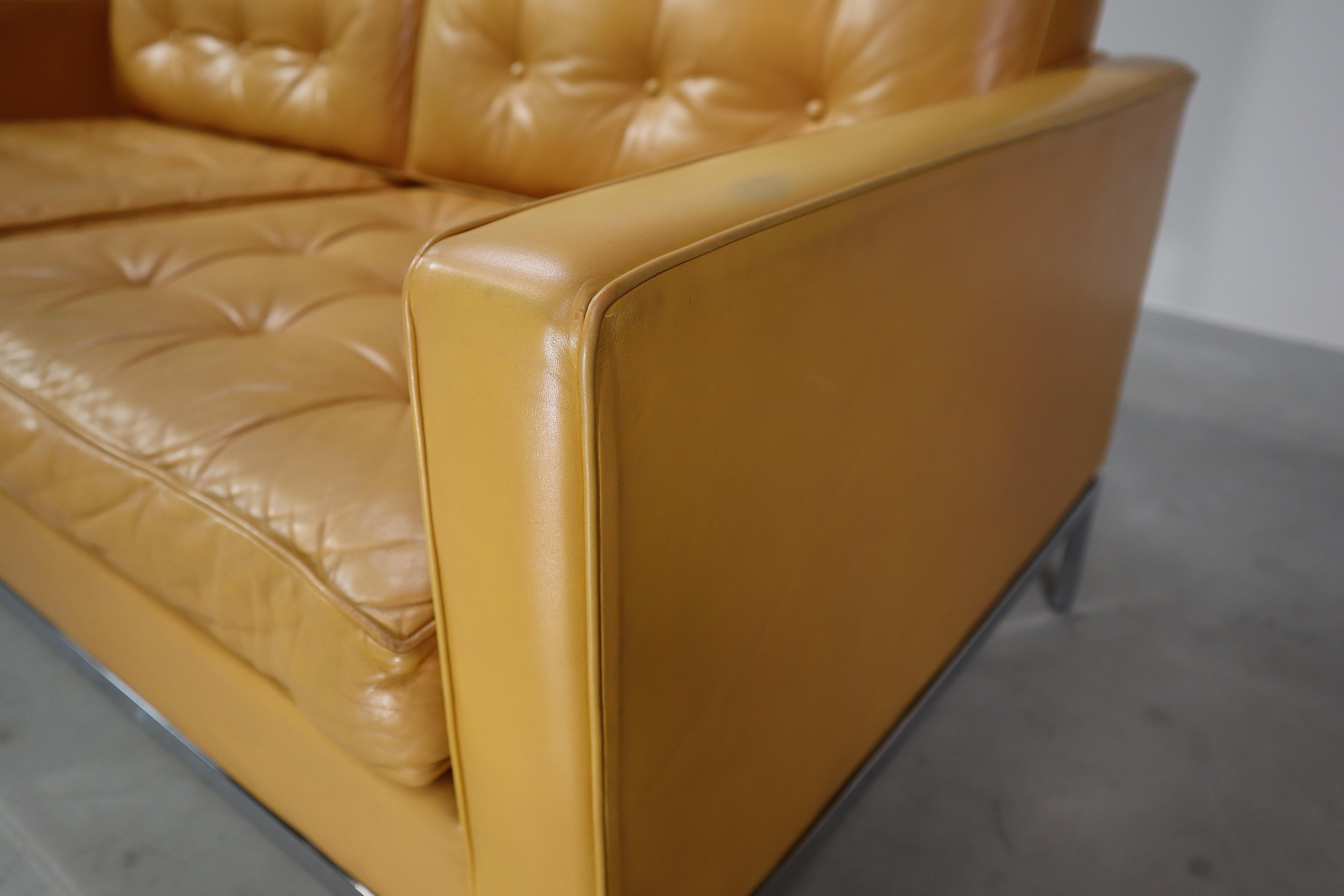 Sofá de dos plazas Florence Knoll de cuero amarillo mostaza, 1970 en venta 4
