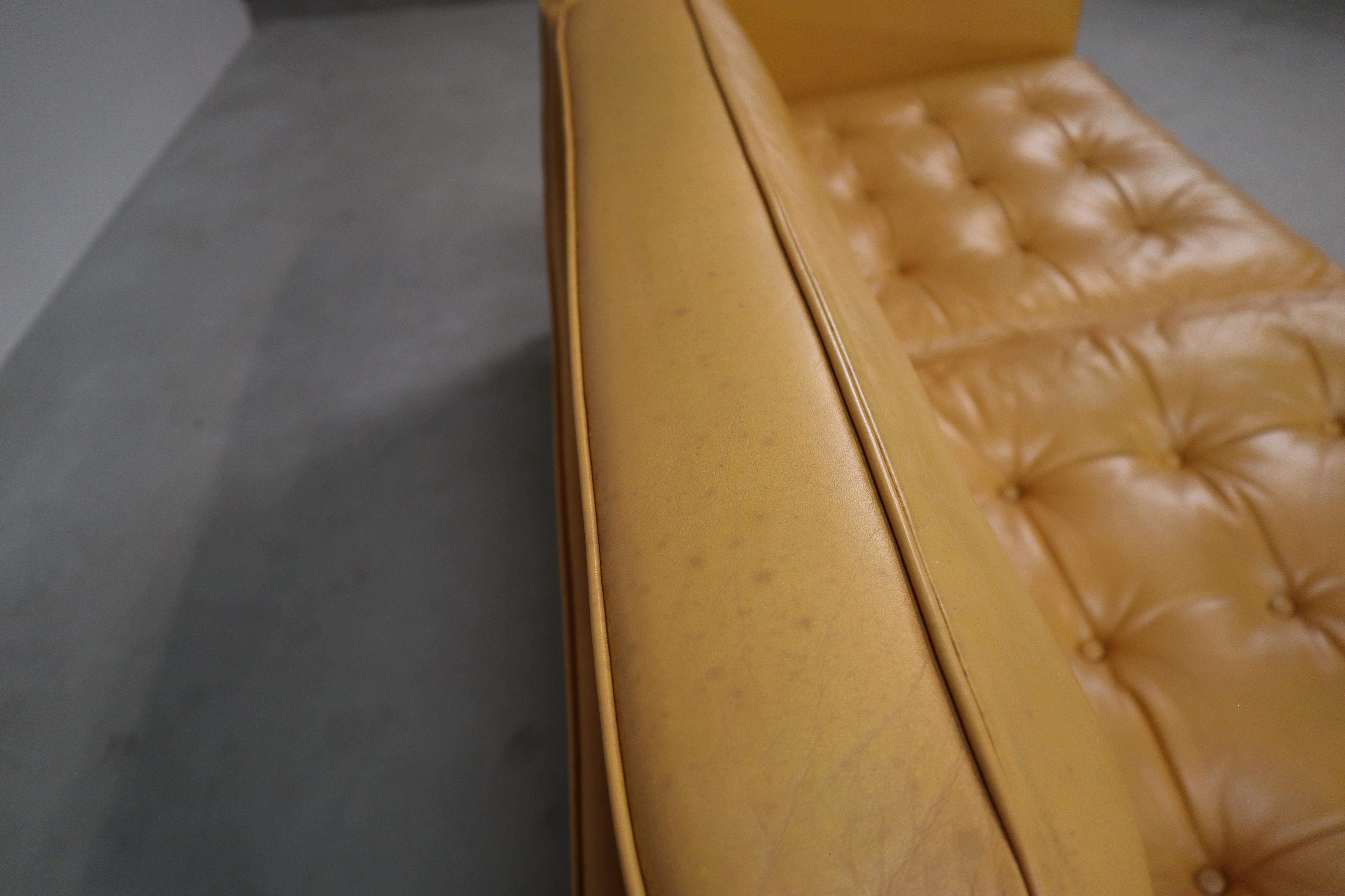 Sofá de dos plazas Florence Knoll de cuero amarillo mostaza, 1970 en venta 5