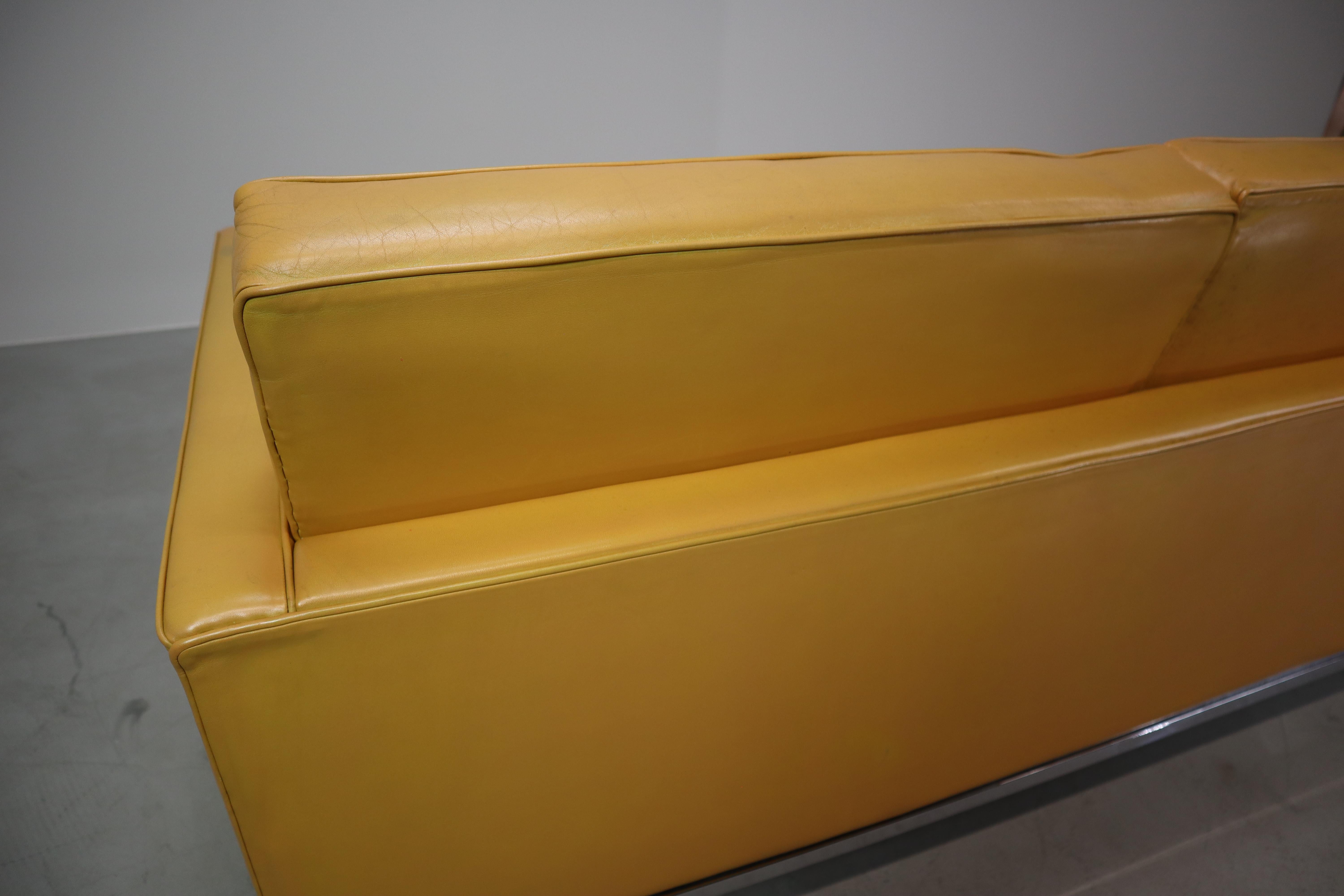 Sofá de dos plazas Florence Knoll de cuero amarillo mostaza, 1970 en venta 7