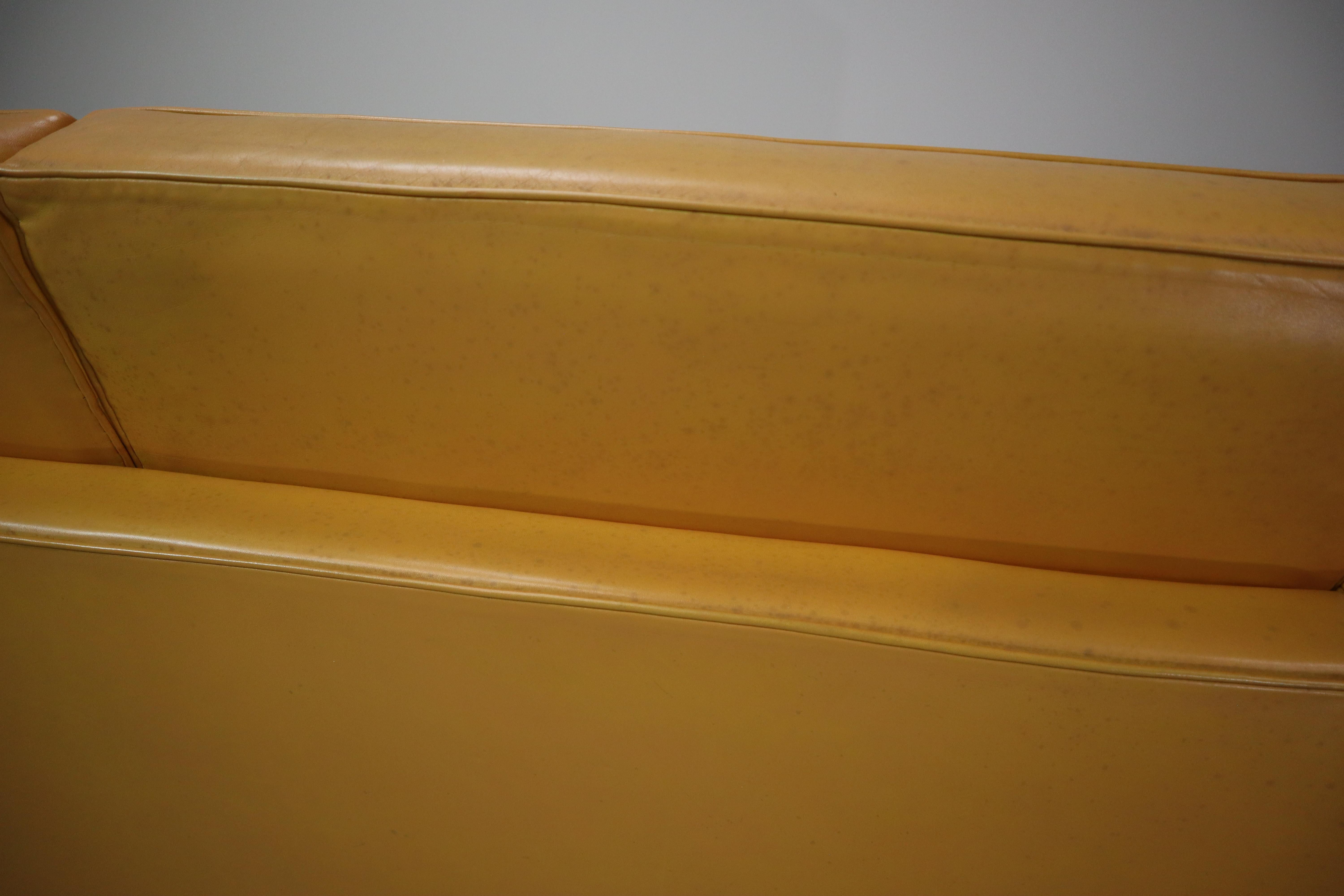 Sofá de dos plazas Florence Knoll de cuero amarillo mostaza, 1970 en venta 8