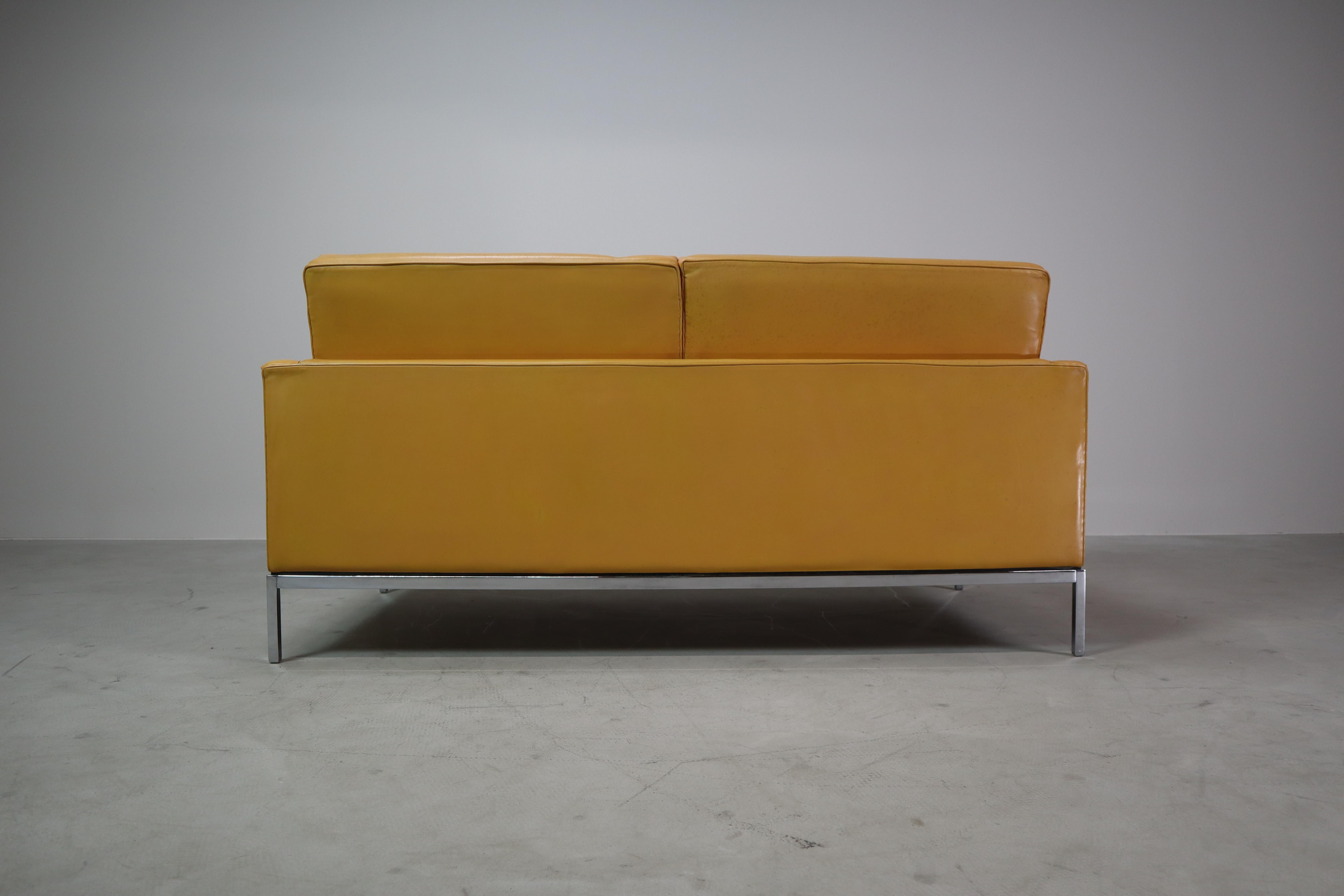 Sofá de dos plazas Florence Knoll de cuero amarillo mostaza, 1970 en venta 9