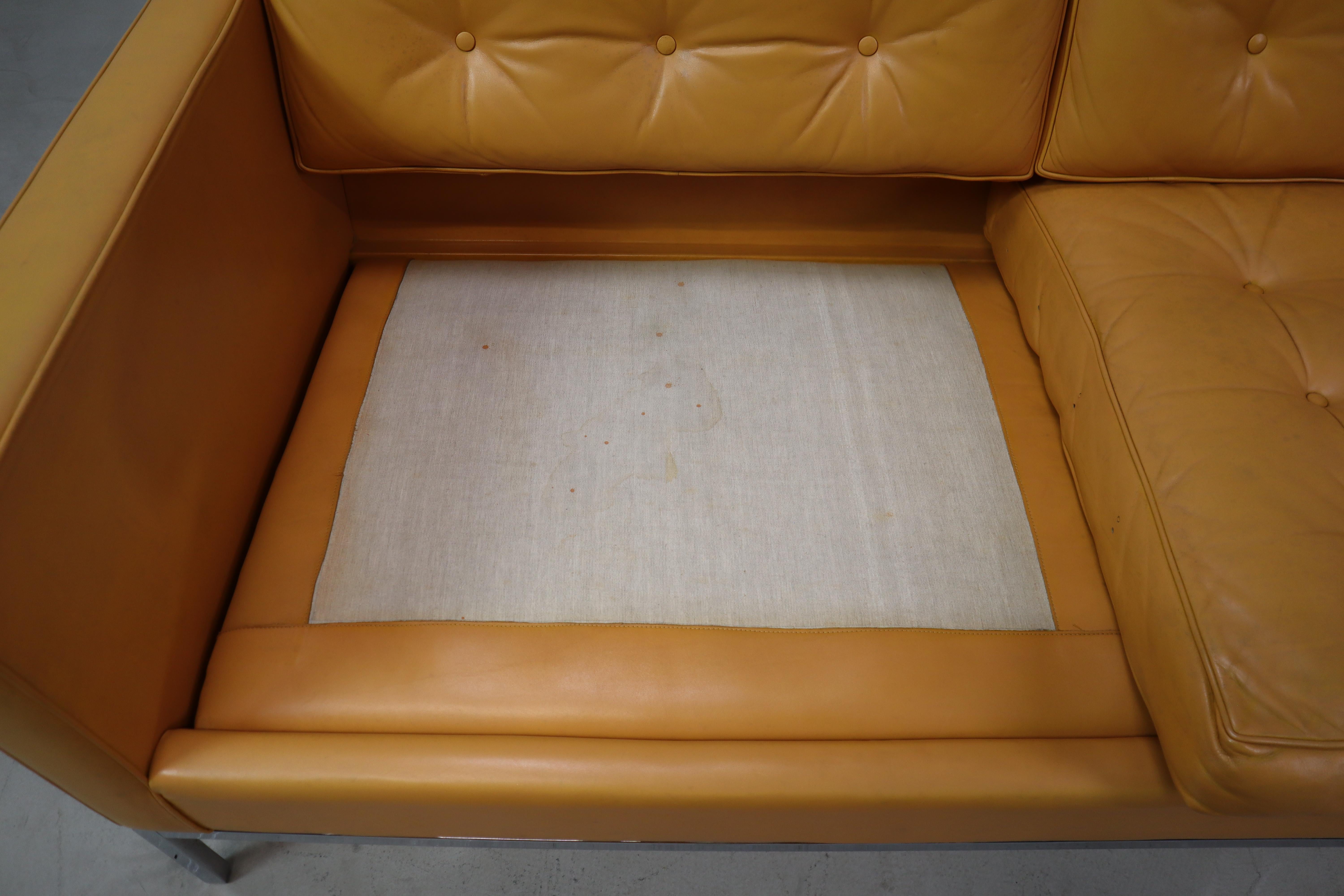 Sofá de dos plazas Florence Knoll de cuero amarillo mostaza, 1970 en venta 10