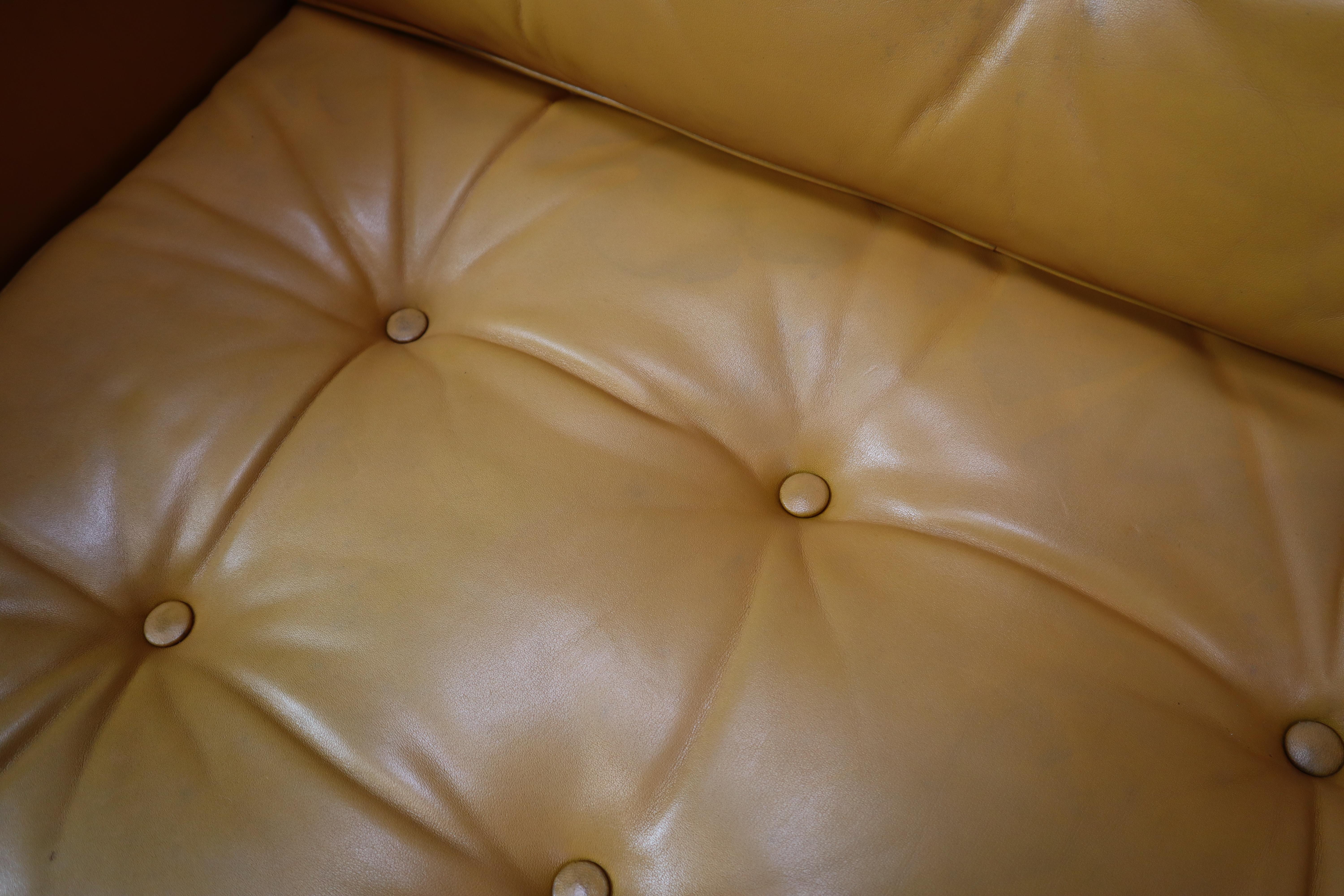 Sofá de dos plazas Florence Knoll de cuero amarillo mostaza, 1970 en venta 11