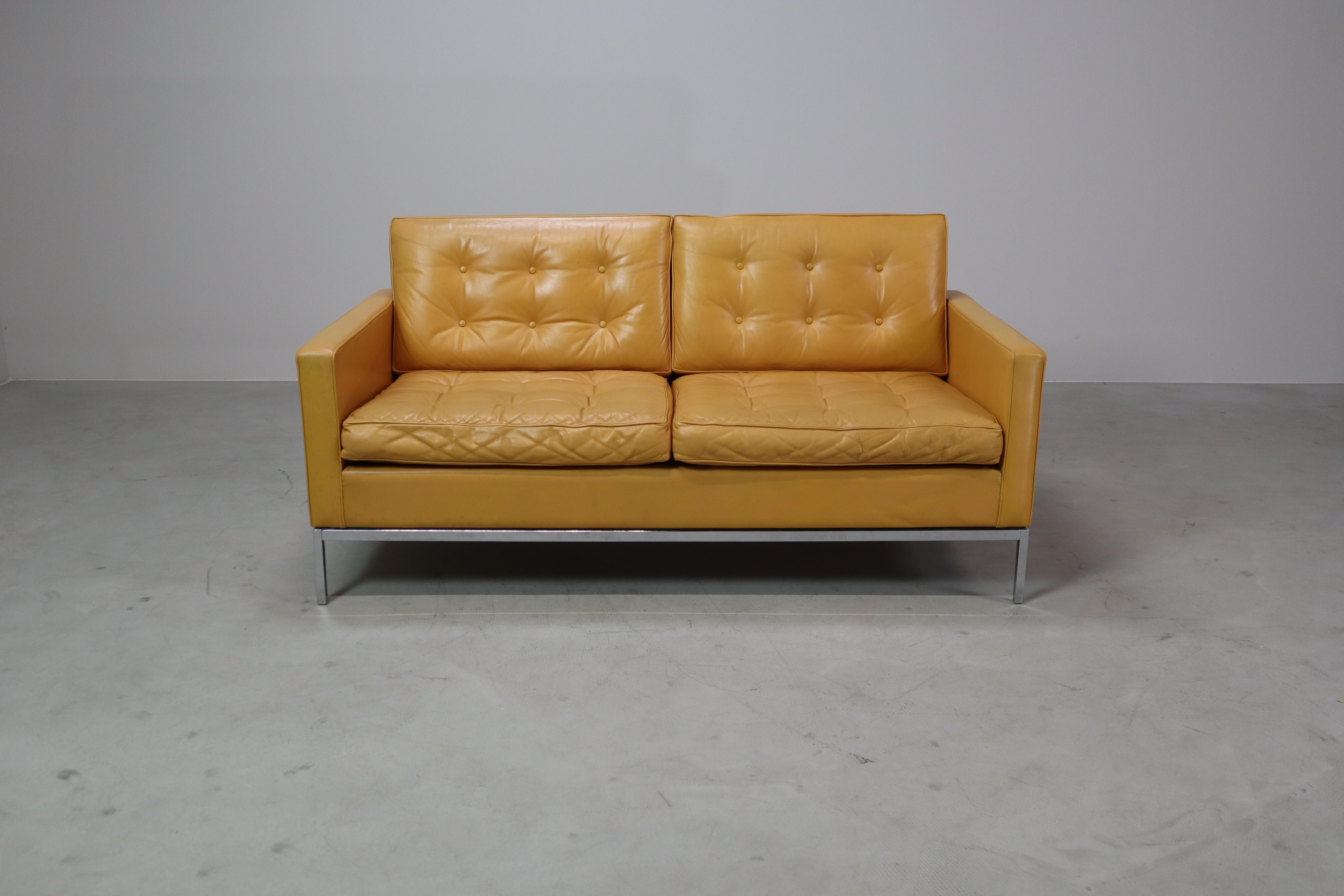 Aporta una elegancia atemporal a tu interior con este icónico sofá vintage de dos plazas diseñado por Florence Knoll para Knoll International en 1954. Fabricada a principios de la década de 1970 bajo licencia de Decoene en Bélgica, esta pieza