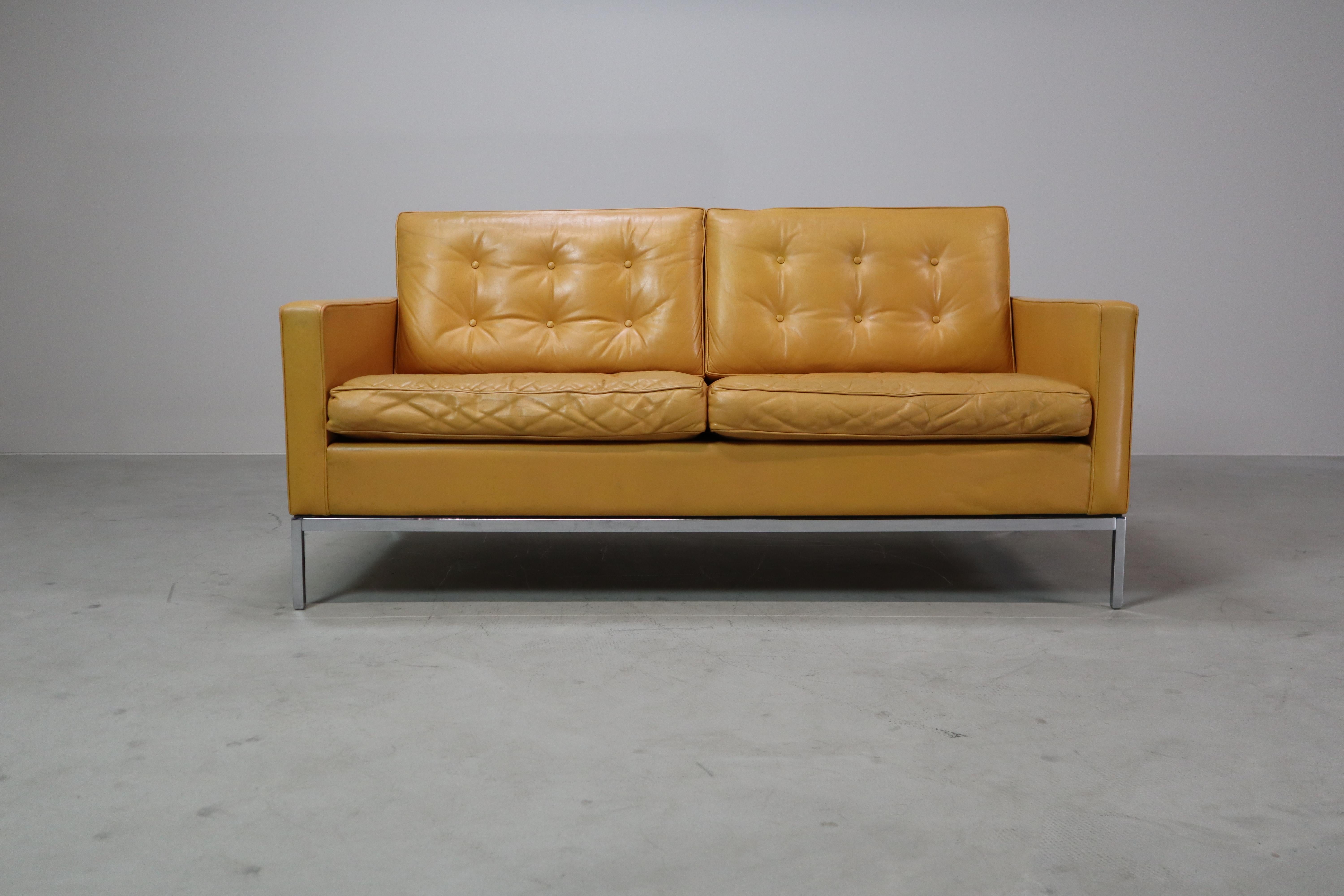 Sofá de dos plazas Florence Knoll de cuero amarillo mostaza, 1970 Moderno de mediados de siglo en venta