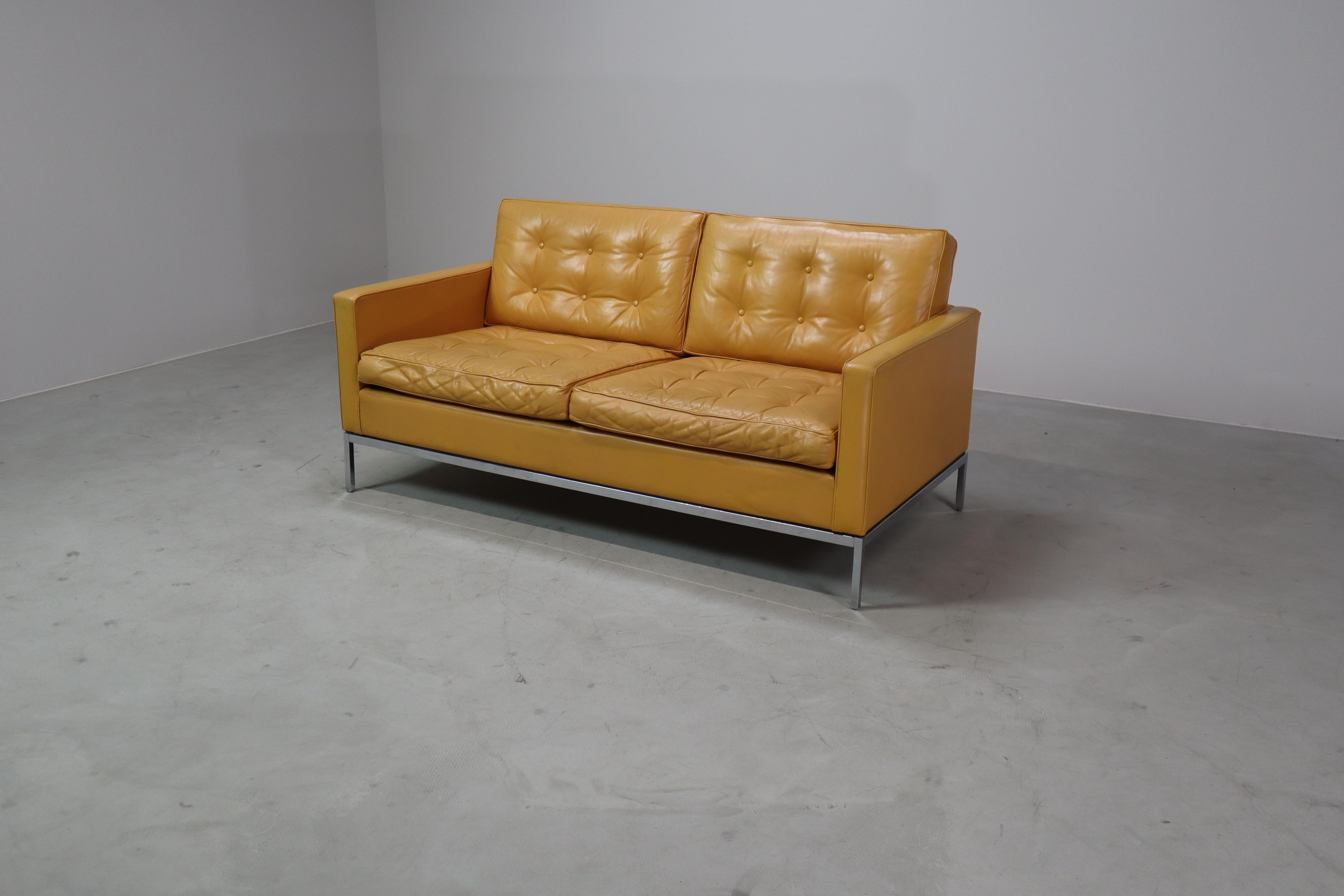 Sofá de dos plazas Florence Knoll de cuero amarillo mostaza, 1970 en Bueno estado para la venta en Langemark-Poelkapelle, BE