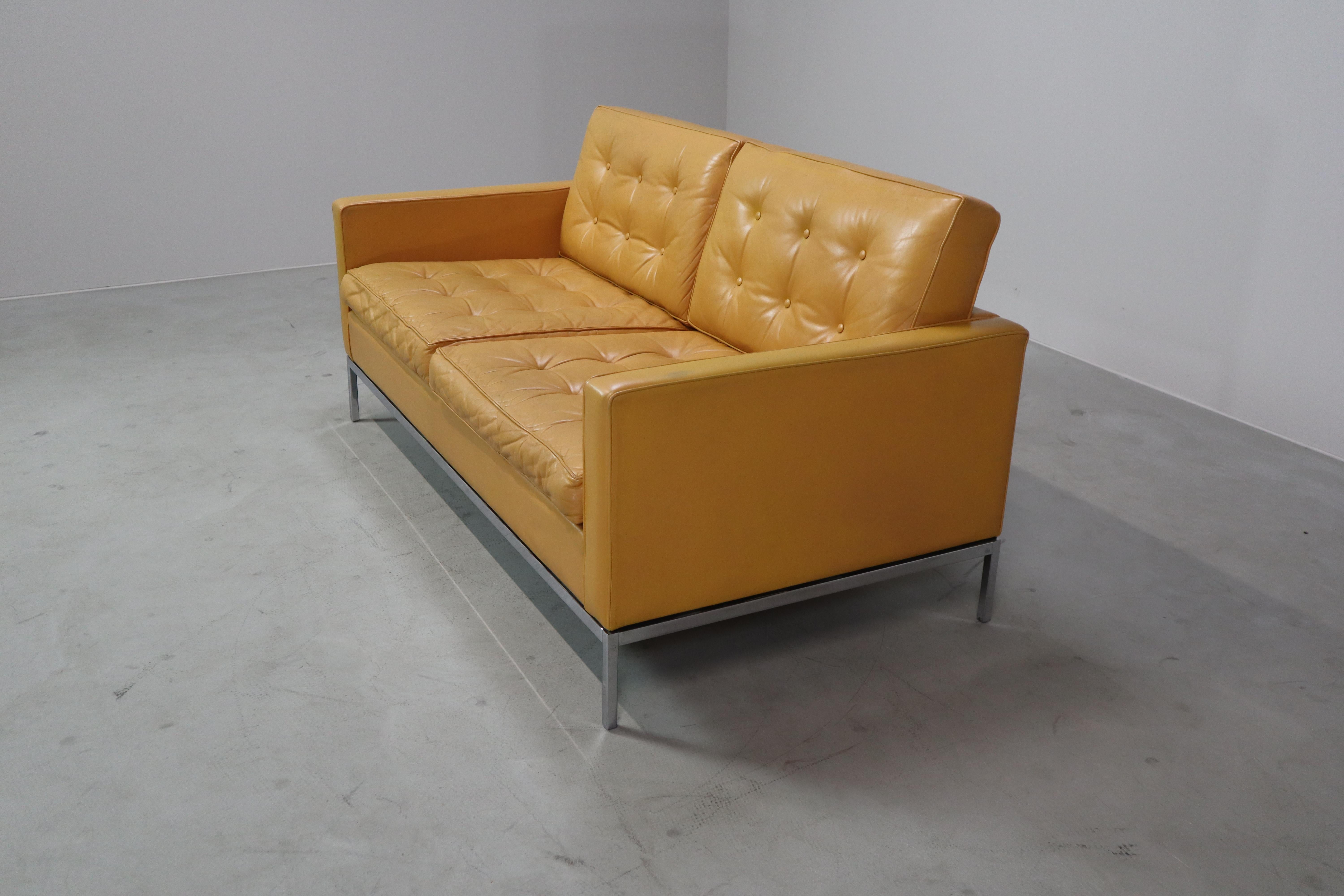 Sofá de dos plazas Florence Knoll de cuero amarillo mostaza, 1970 siglo XX en venta