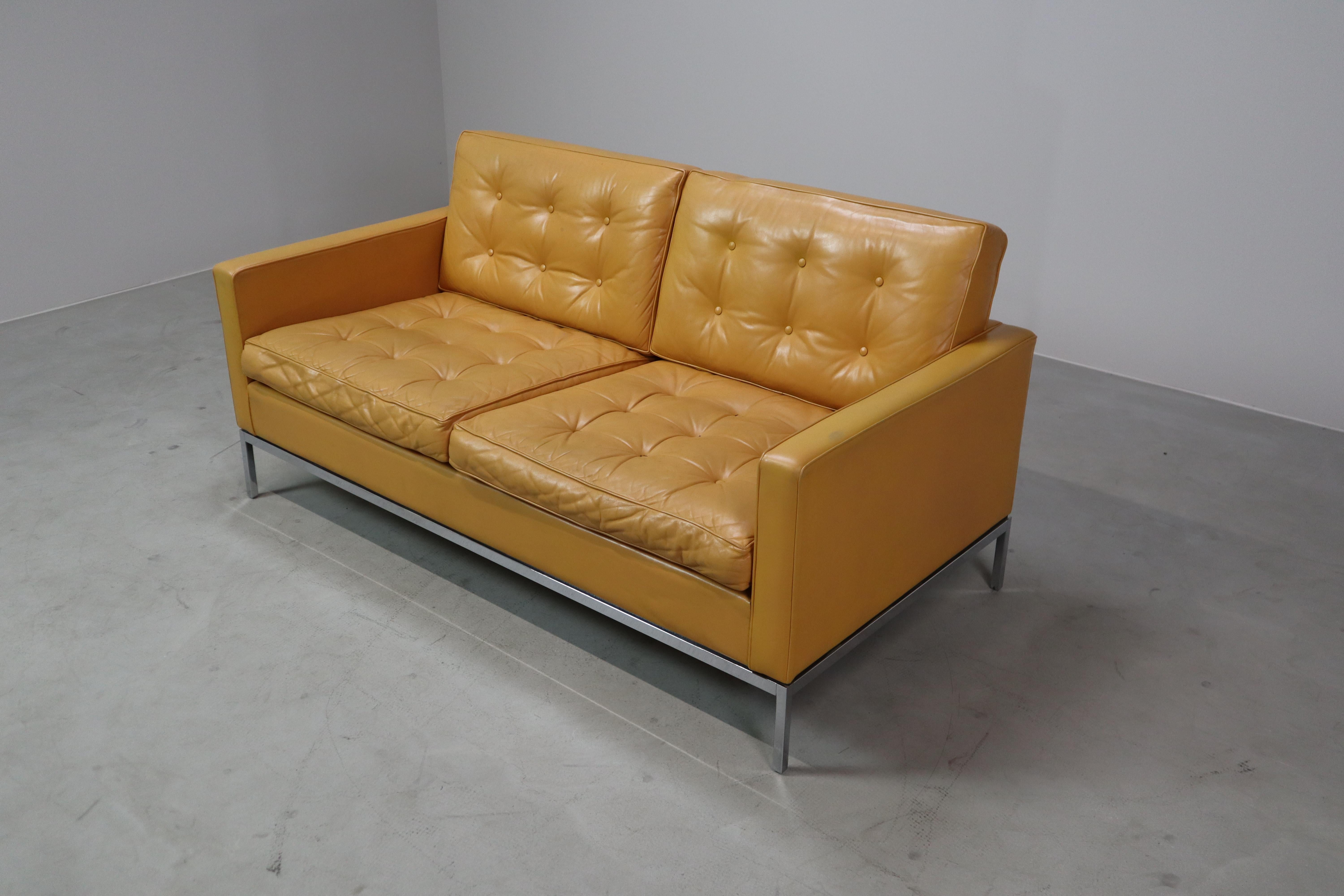 Sofá de dos plazas Florence Knoll de cuero amarillo mostaza, 1970 Cuero en venta