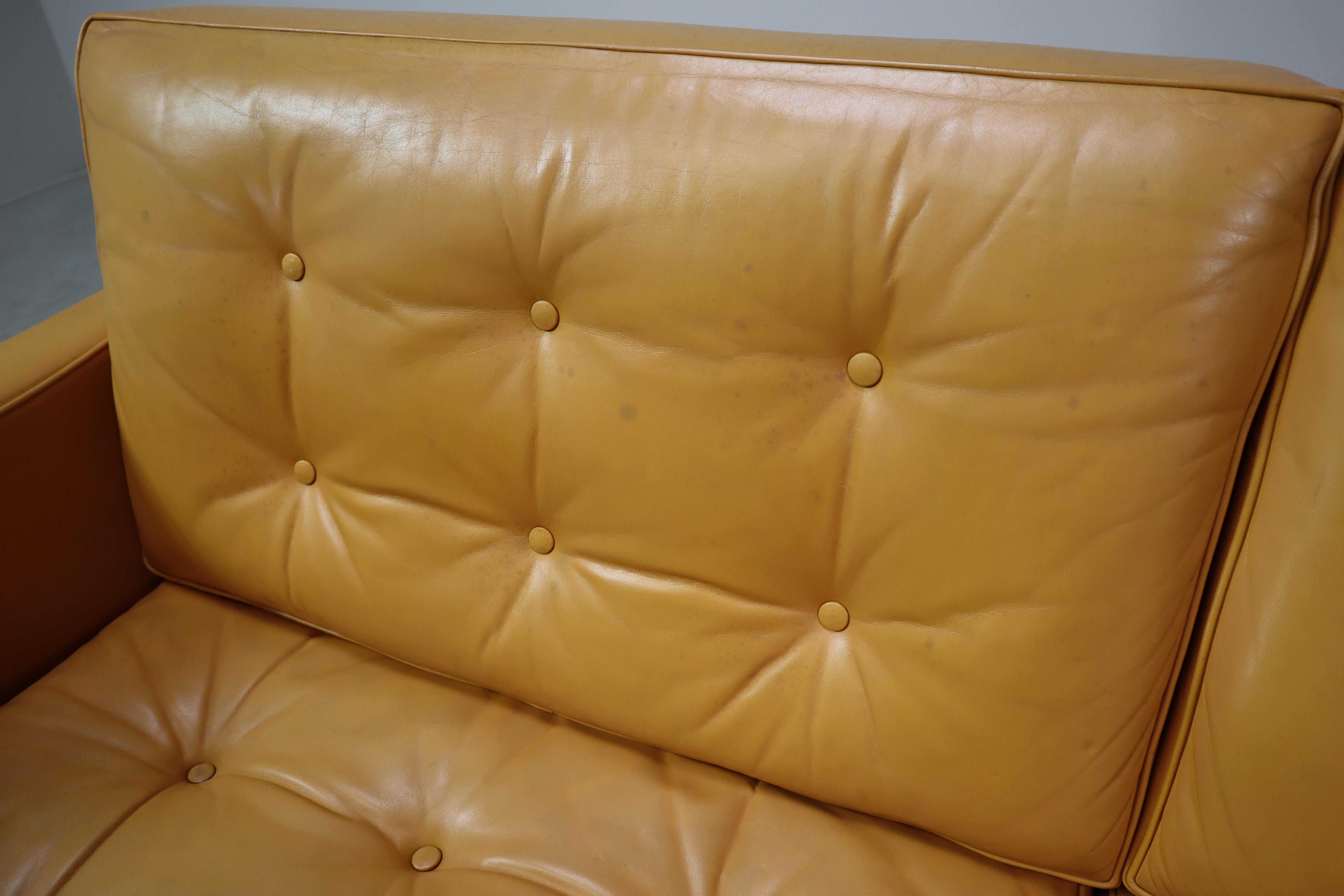 Sofá de dos plazas Florence Knoll de cuero amarillo mostaza, 1970 en venta 1