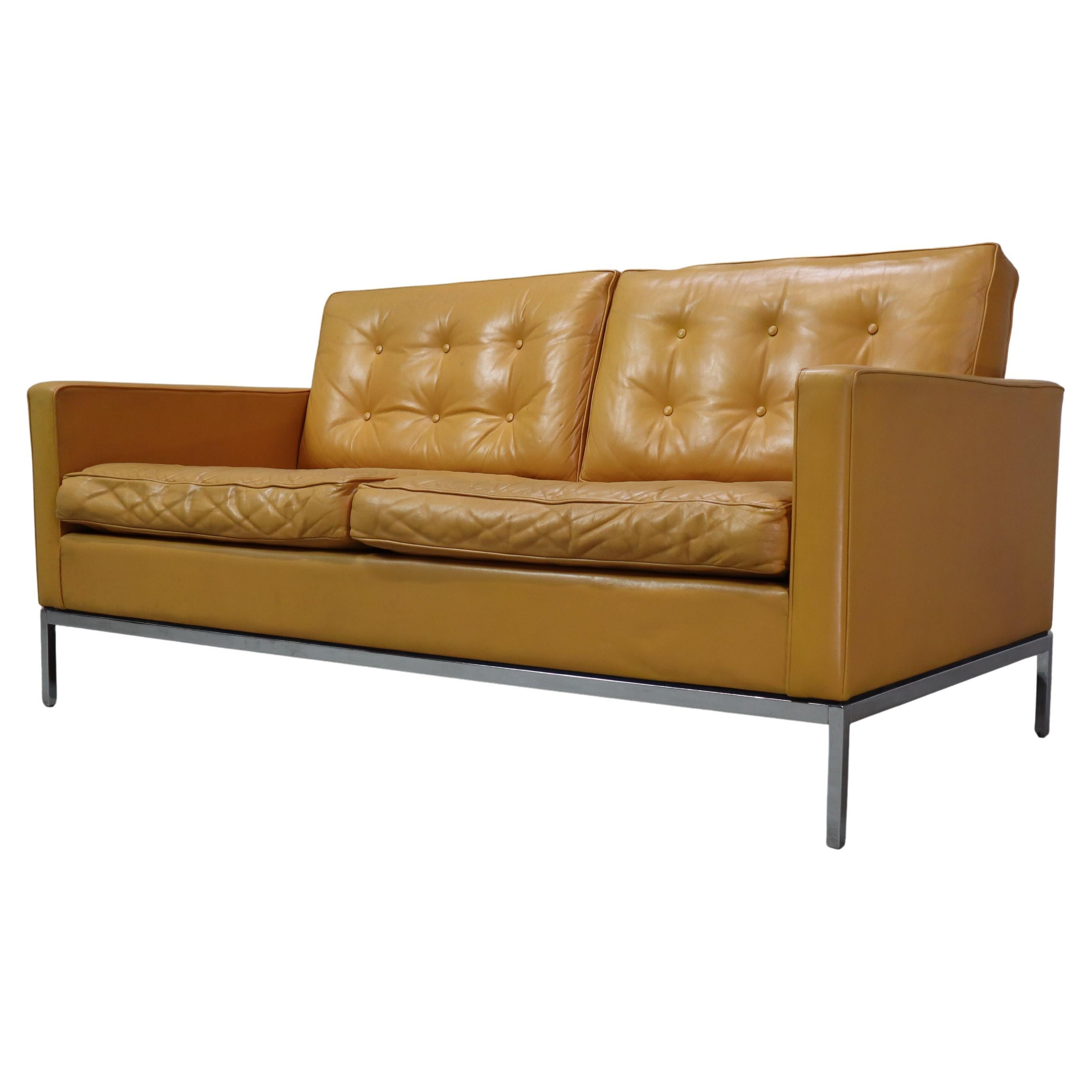 Sofá de dos plazas Florence Knoll de cuero amarillo mostaza, 1970 en venta