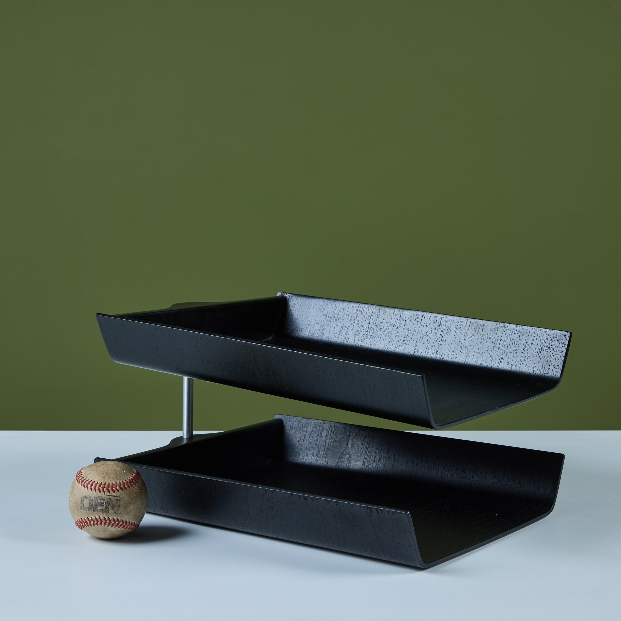 Florence Knoll Zweistöckige Papierablage aus ebonisiertem Nussbaum (Moderne der Mitte des Jahrhunderts) im Angebot