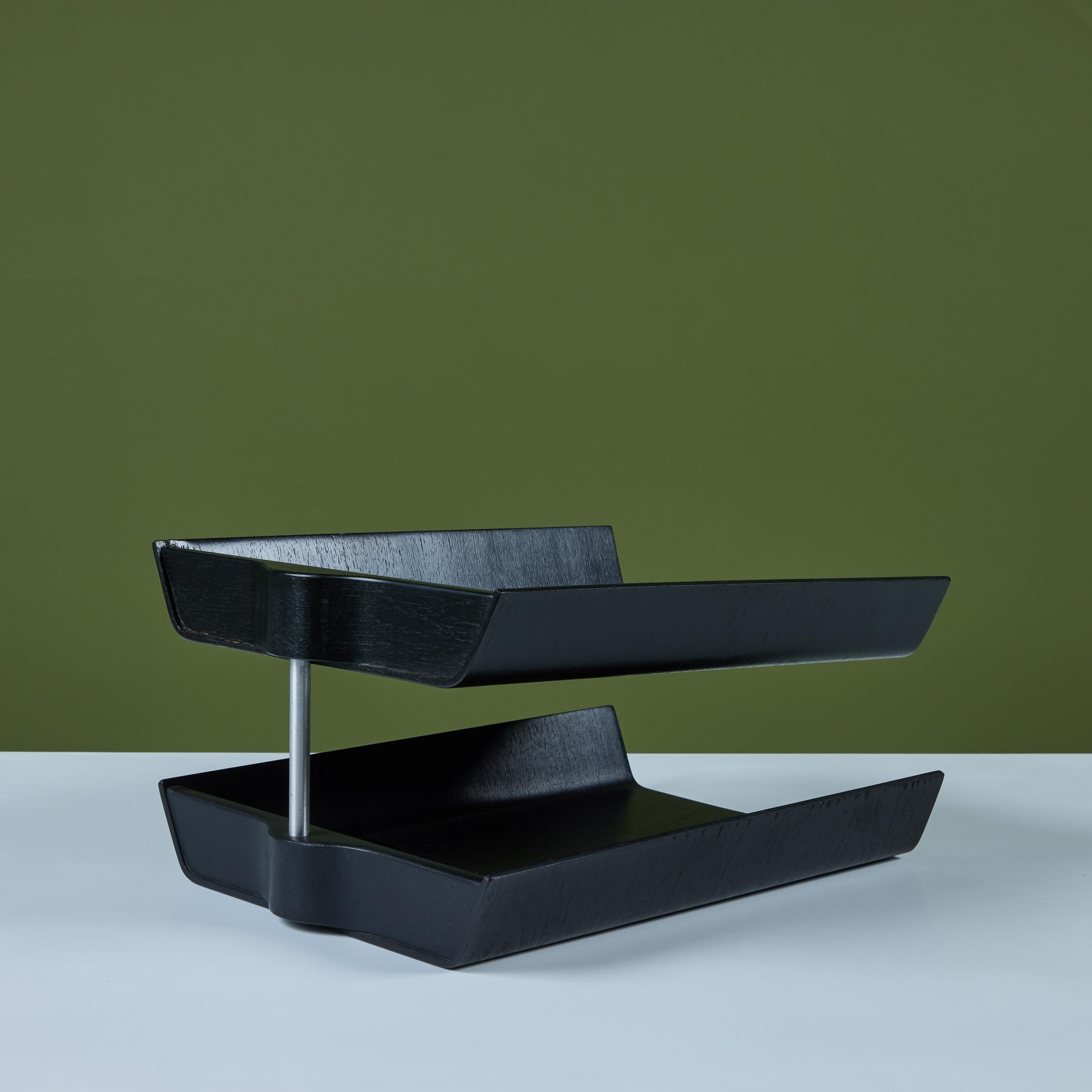 Florence Knoll Zweistöckige Papierablage aus ebonisiertem Nussbaum (Geformt) im Angebot