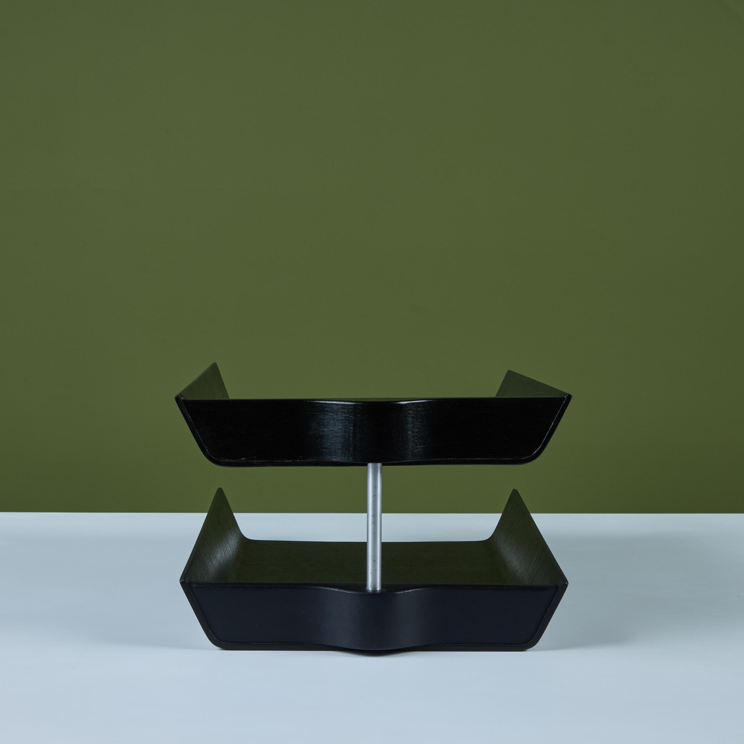 Florence Knoll Zweistöckige Papierablage aus ebonisiertem Nussbaum im Zustand „Gut“ im Angebot in Los Angeles, CA