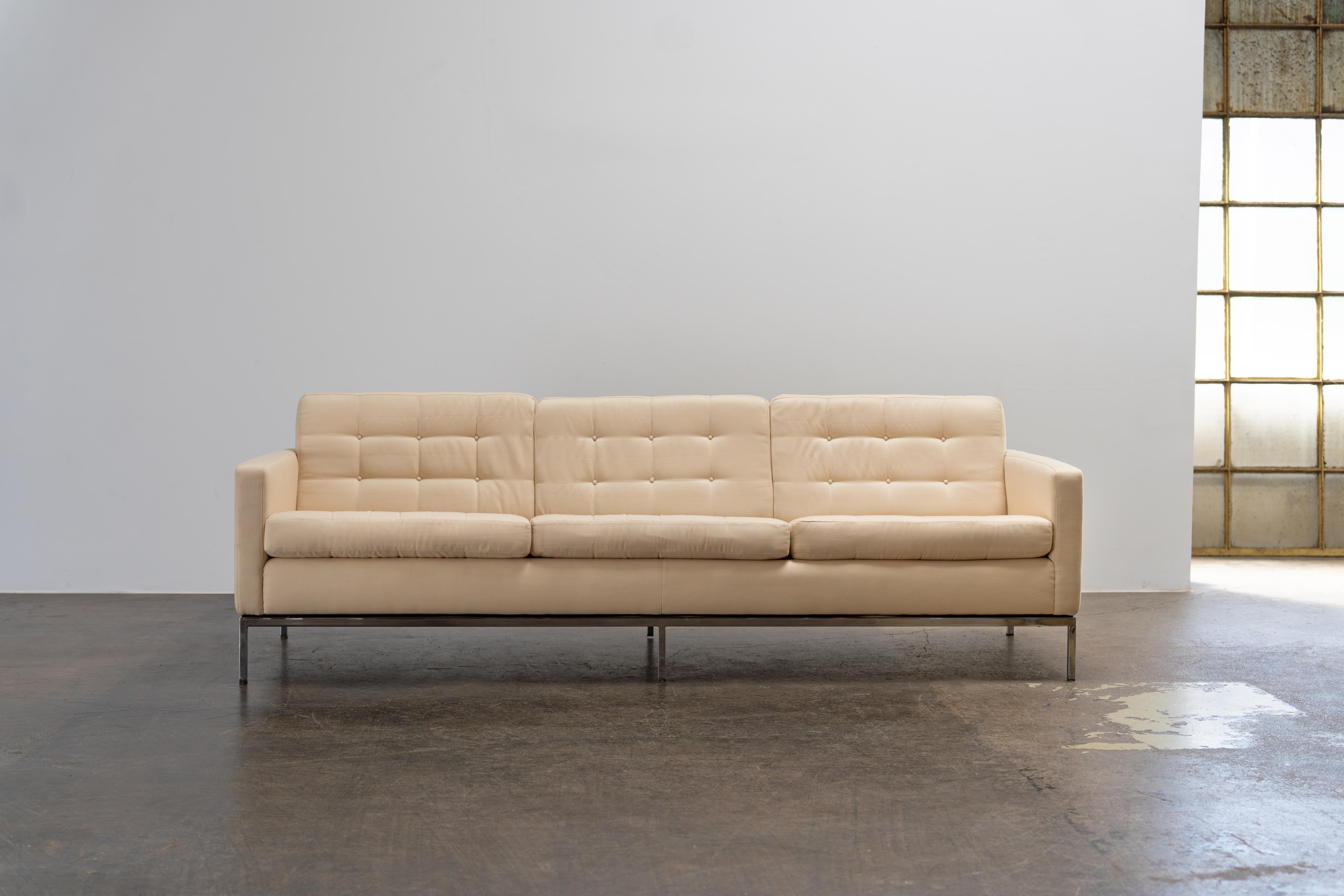 Sofá vintage de Florence Knoll, diseñado en 1954 para Knoll International, un auténtico icono del mobiliario modernista y la elegancia arquitectónica. Con sus líneas limpias, proporciones equilibradas y presencia atemporal, esta pieza sigue siendo