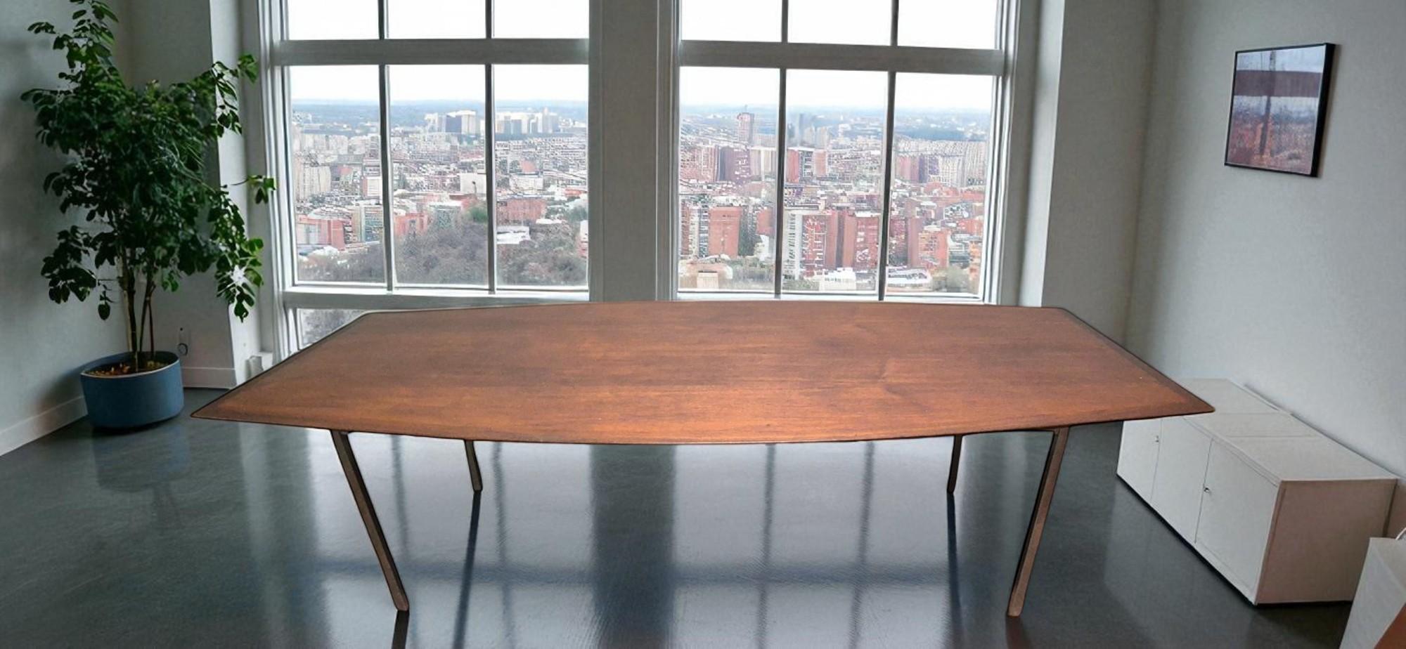 Un pezzo iconico del modernismo americano, questo elegante tavolo da pranzo a forma di barca è stato disegnato da Florence Knoll per Knoll Associates negli anni Cinquanta. Questo tavolo, raro e da collezione, è un esempio di design moderno della