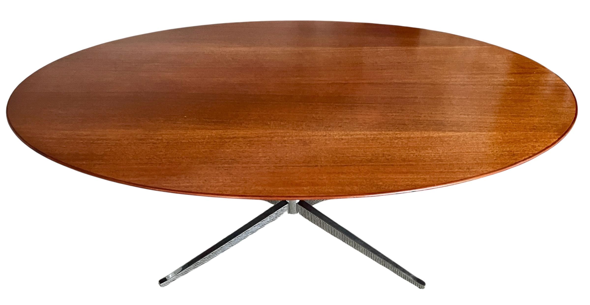 Tavolo da pranzo ovale in noce e cromo di Florence Knoll.  Eccellenti condizioni vintage con usura adeguata all'età. Il piano in noce è stato rifinito professionalmente. 