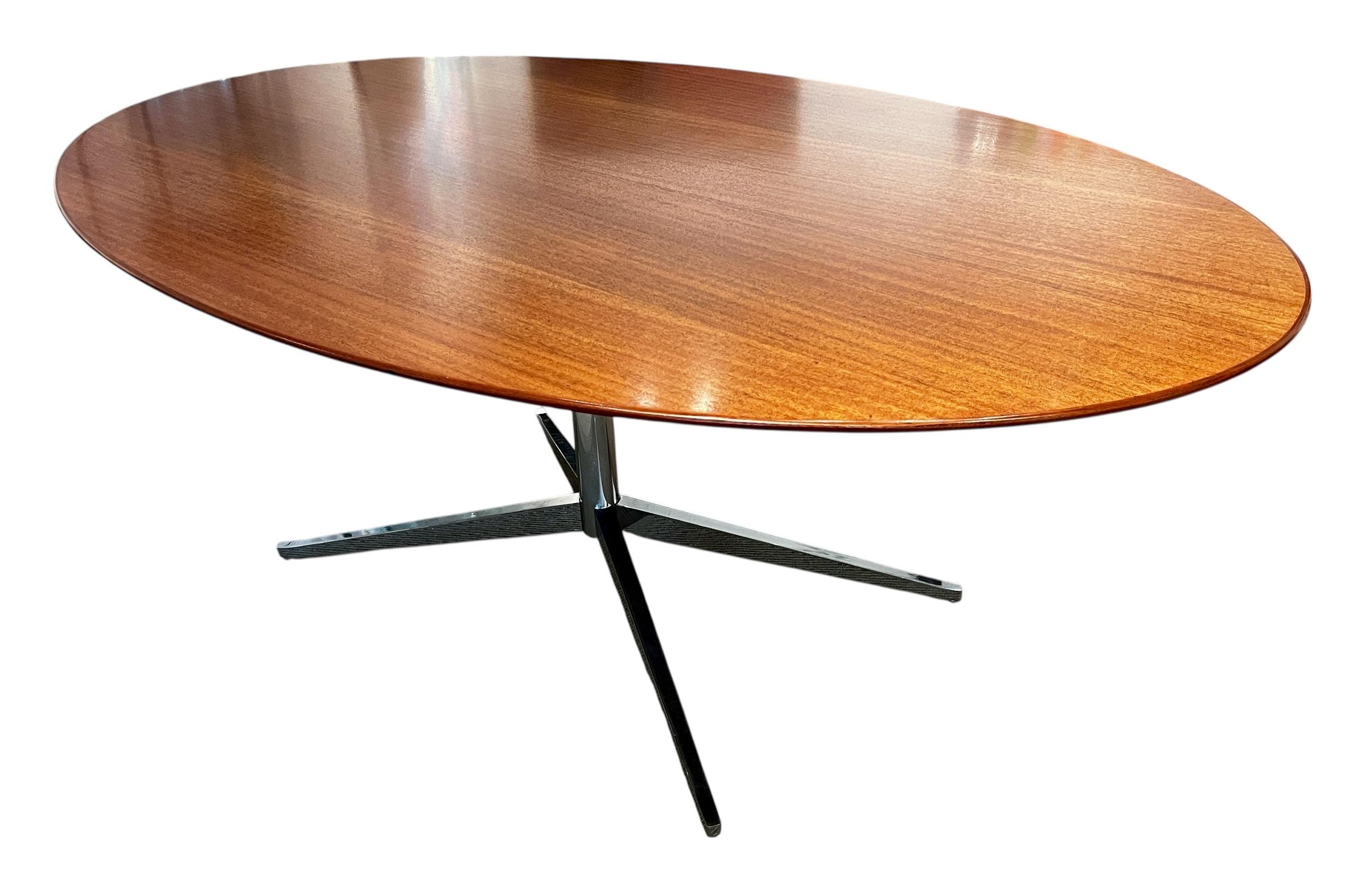 Americano Tavolo da pranzo ovale in noce e cromo di Florence Knoll in vendita