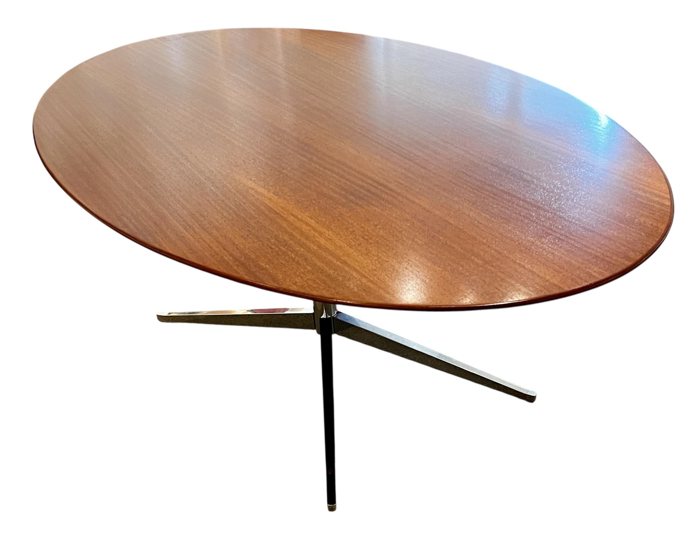 Tavolo da pranzo ovale in noce e cromo di Florence Knoll In condizioni buone in vendita a New York, NY