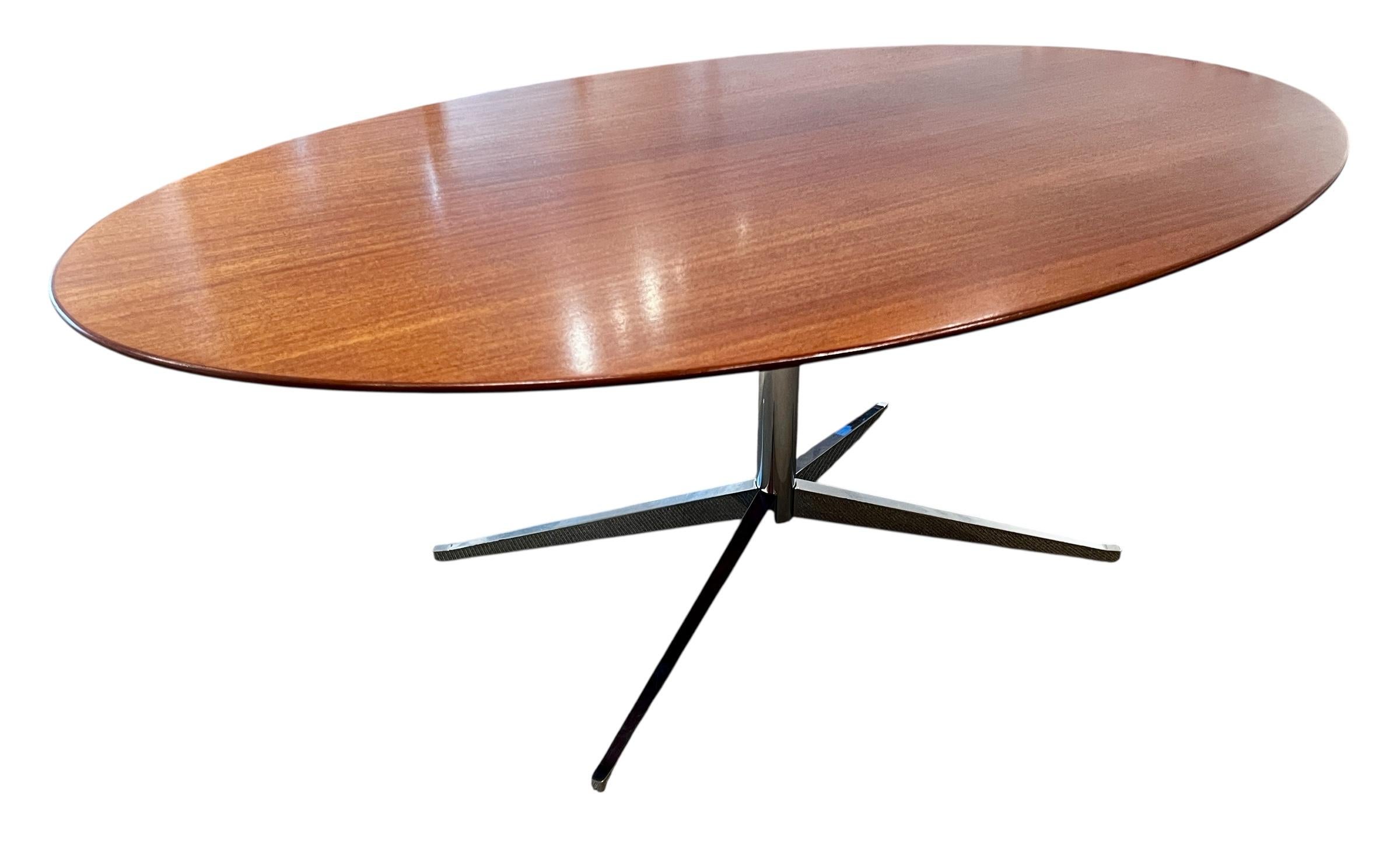 XX secolo Tavolo da pranzo ovale in noce e cromo di Florence Knoll in vendita