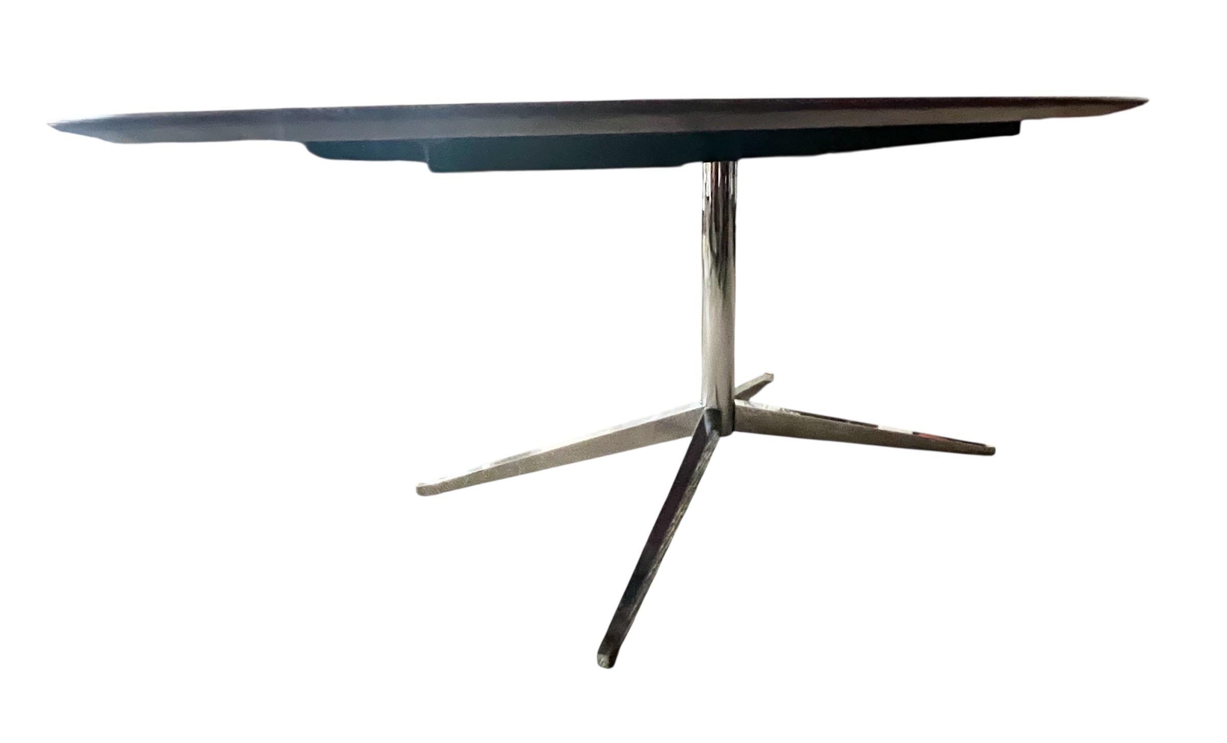Tavolo da pranzo ovale in noce e cromo di Florence Knoll in vendita 1