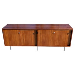 Crédence en noyer de Florence Knoll