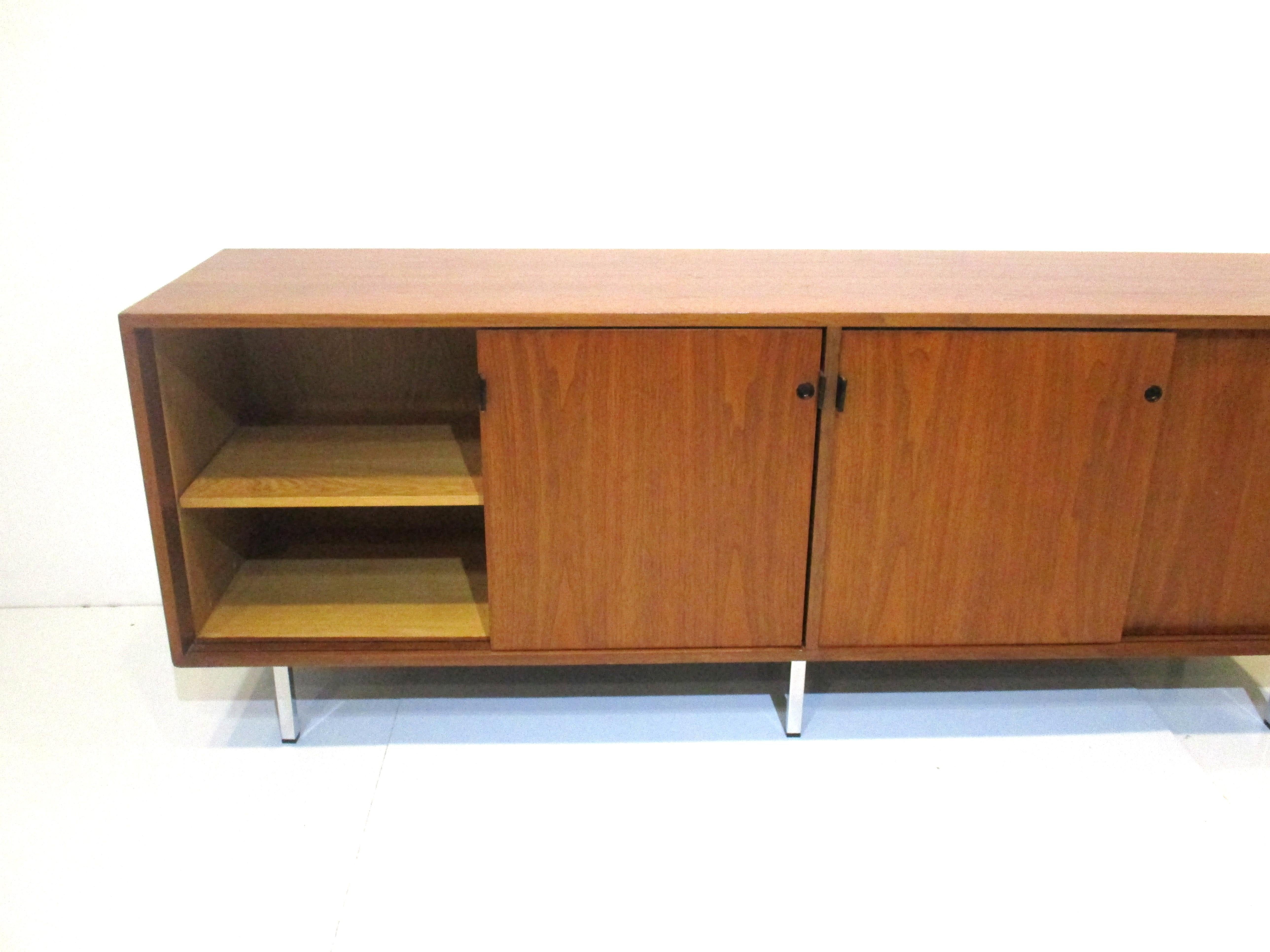 Florence Knoll Walnut Credenza / Sideboard for Knoll In Good Condition In Cincinnati, OH