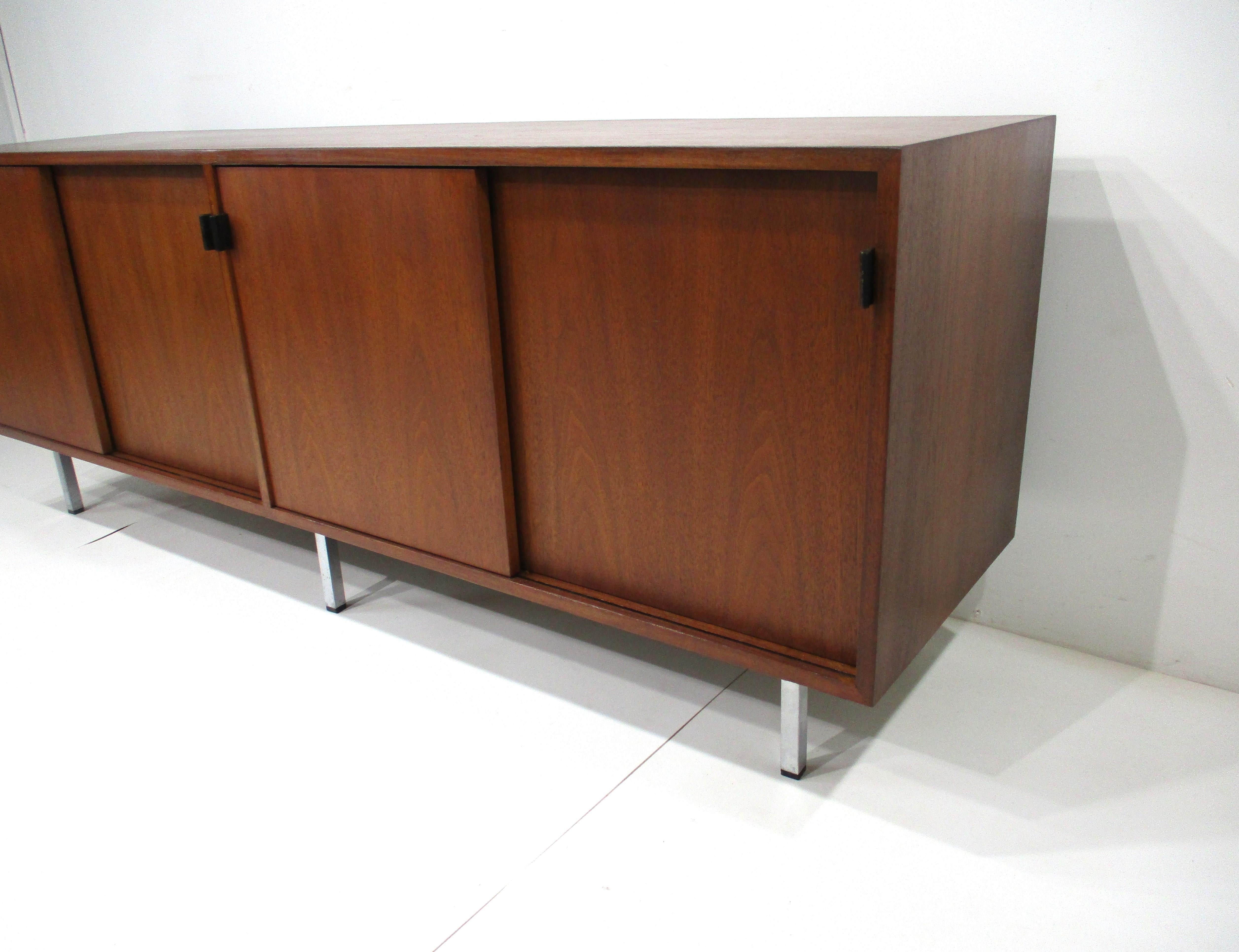 Florence Knoll Walnut Credenza / Sideboard for Knoll In Good Condition In Cincinnati, OH