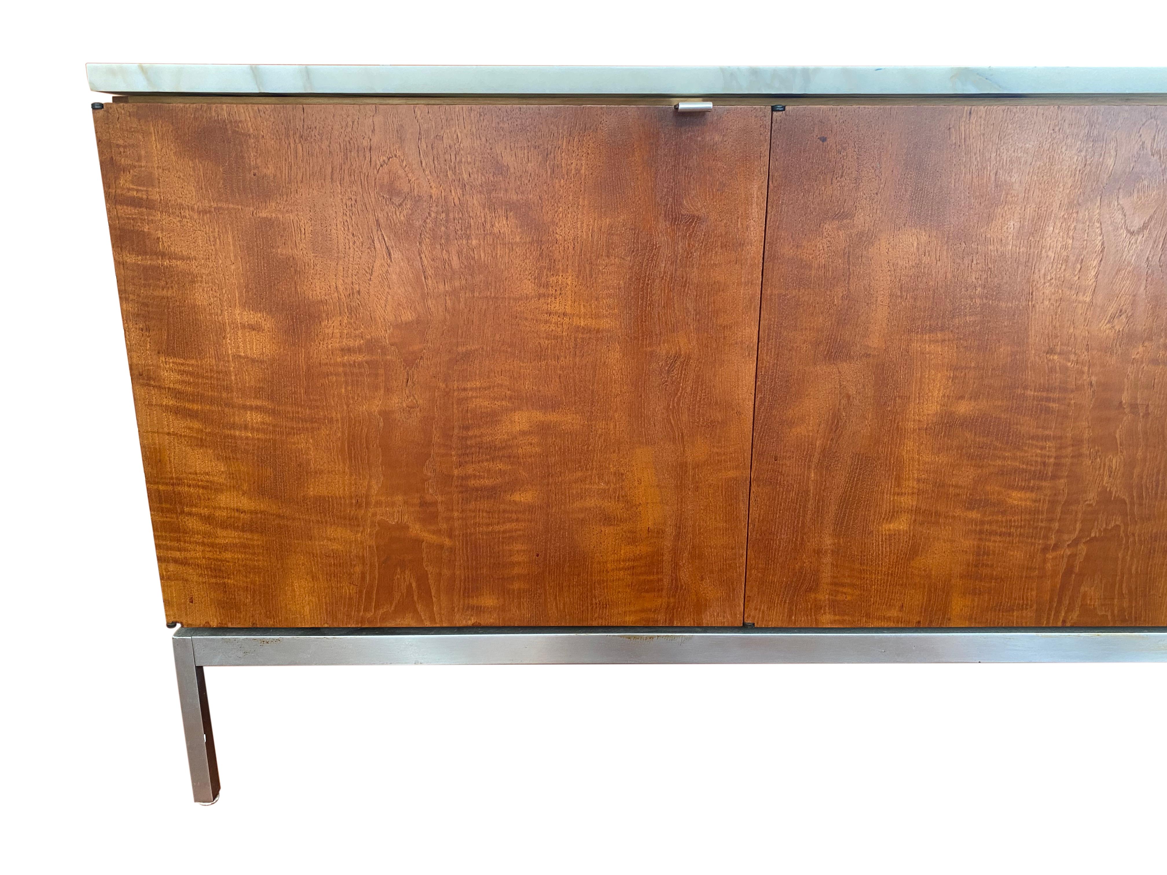 Florence Knoll Walnut Credenza with Calacutta Marble Top -  Beautiful Condition In Excellent Condition For Sale In Playa Del Rey, CA