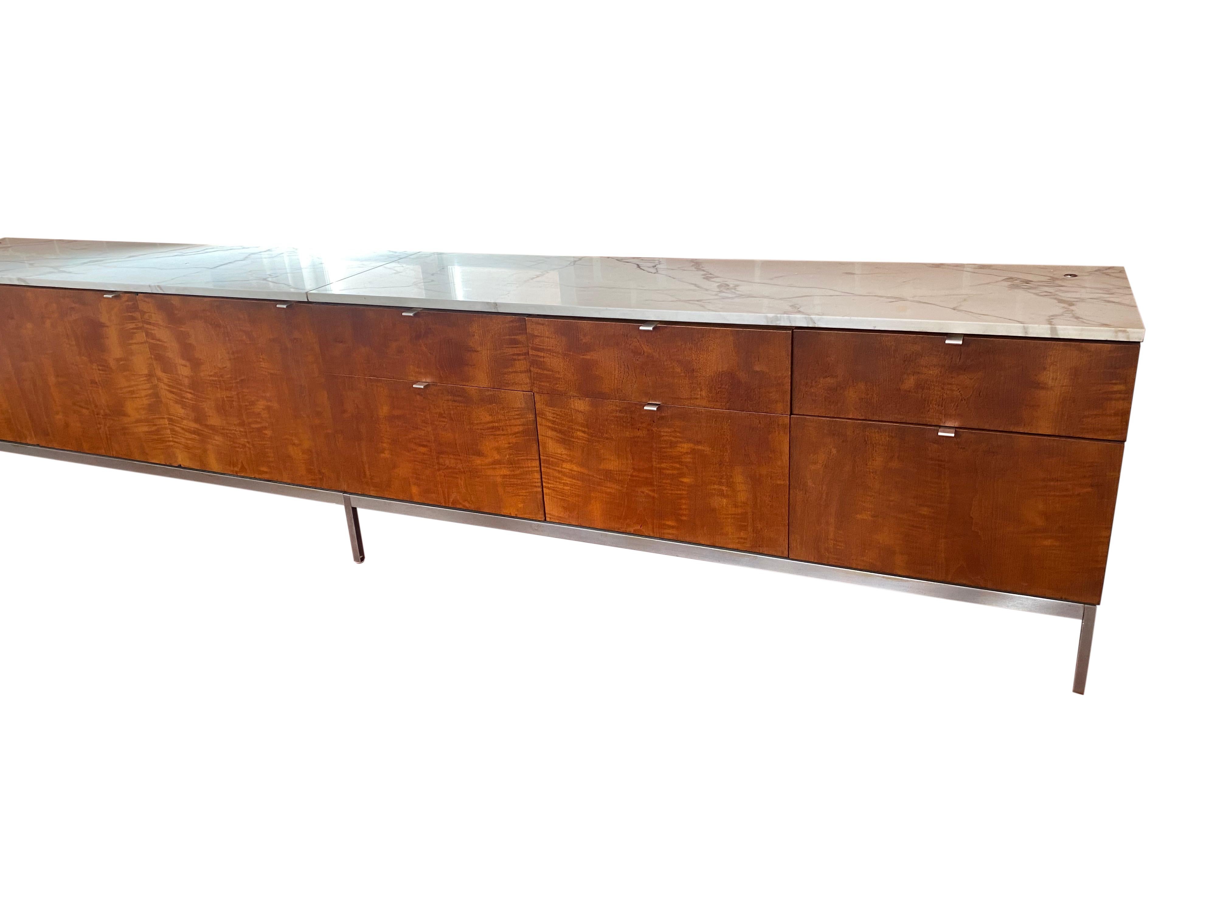 Florence Knoll Walnut Credenza with Calacutta Marble Top -  Beautiful Condition For Sale 3