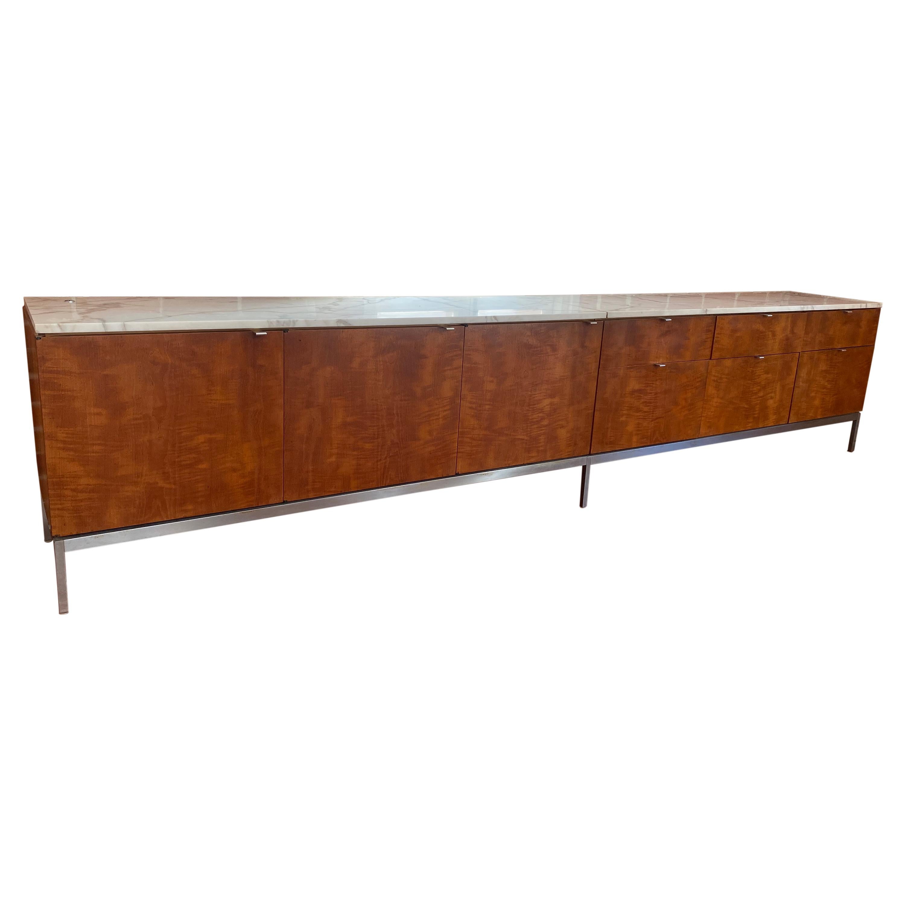 Florence Knoll Walnut Credenza with Calacutta Marble Top -  Beautiful Condition For Sale 4