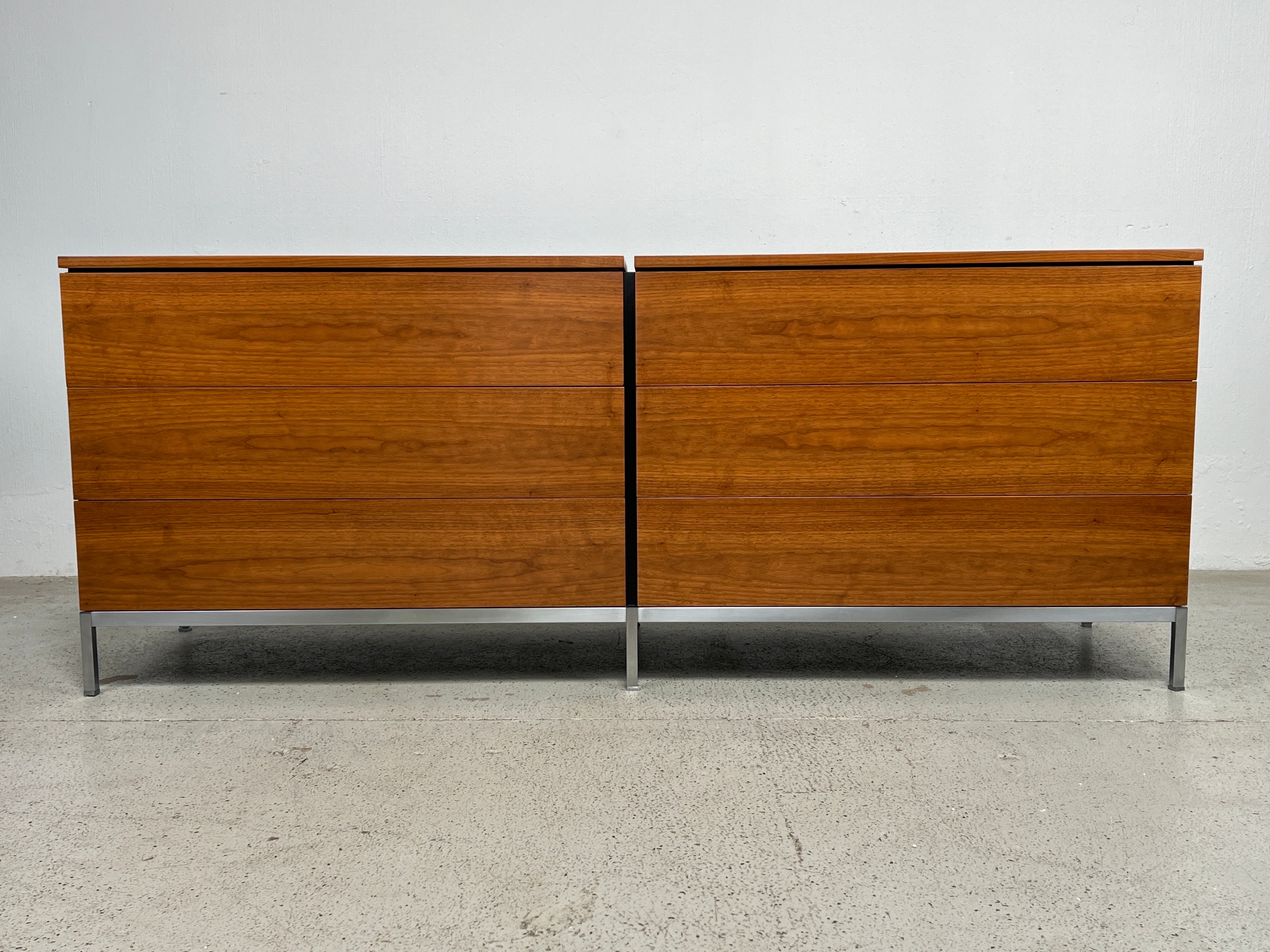 Una cassettiera in noce con base in acciaio spazzolato. Disegnato da Florence Knoll per Knoll.