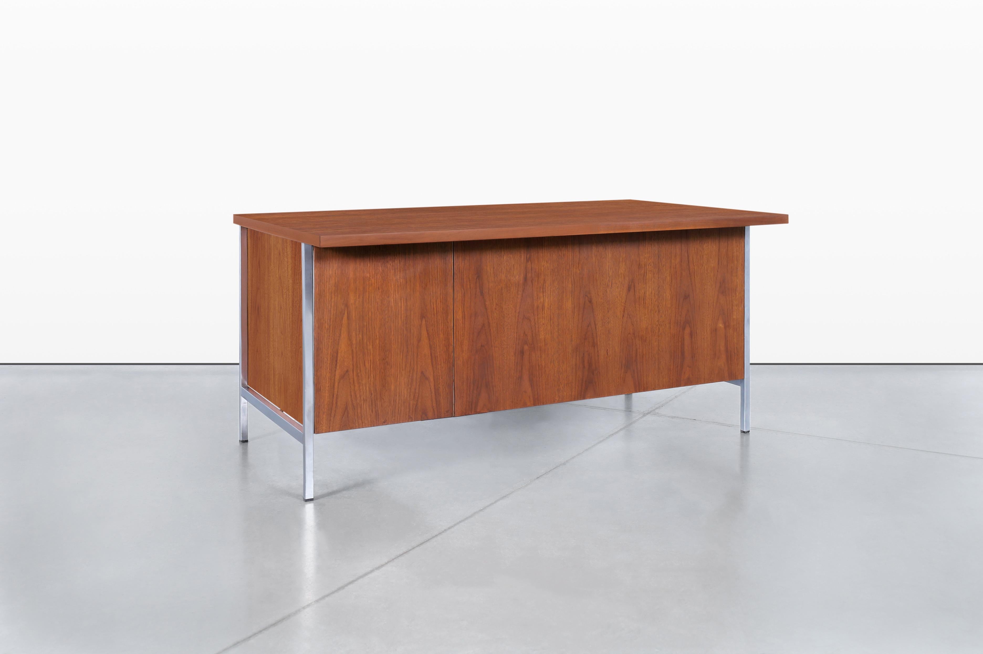 Florence Knoll Walnut Executive Desk for Knoll Associates For Sale 3