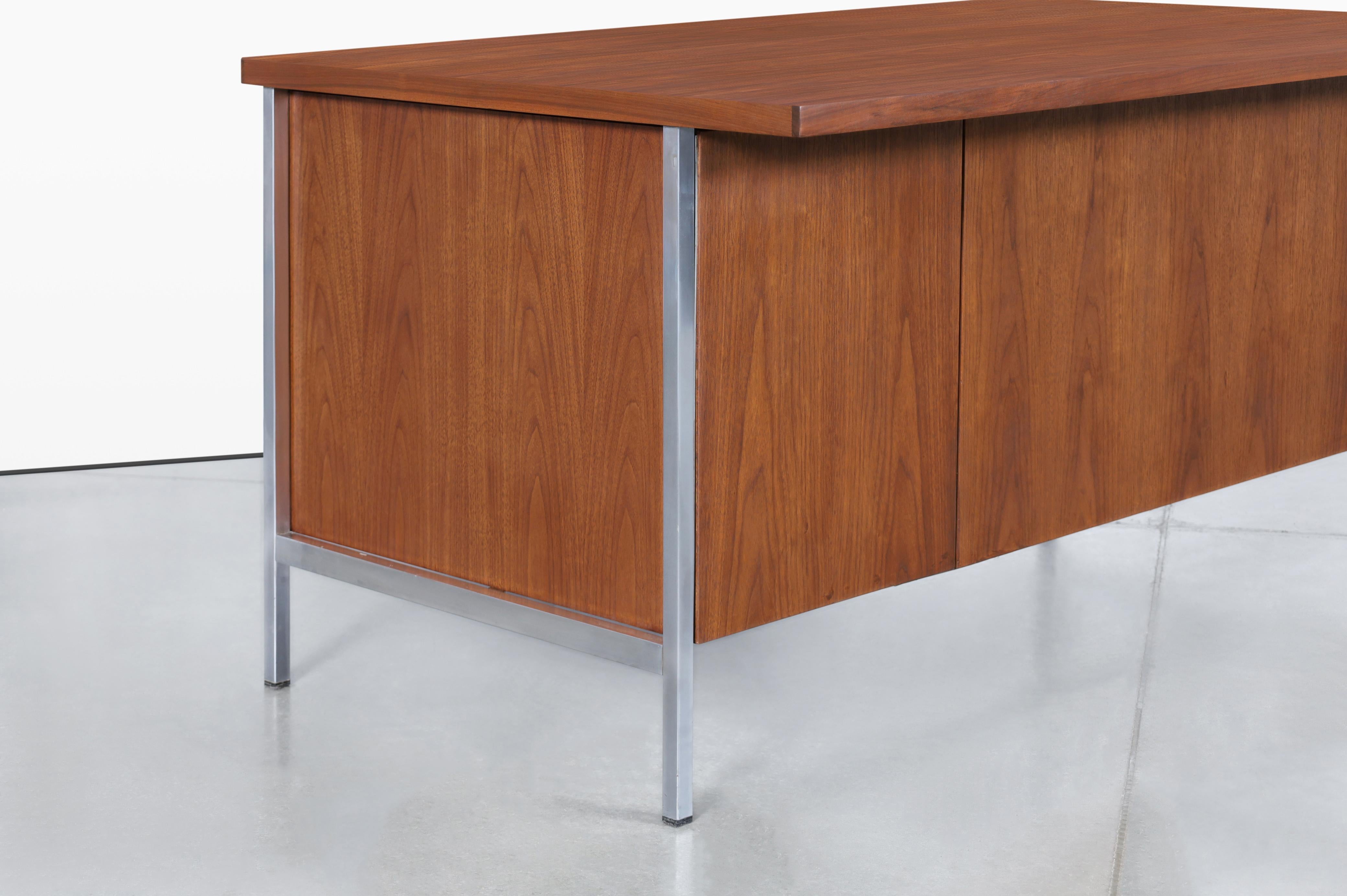 Florence Knoll Walnut Executive Desk for Knoll Associates For Sale 4