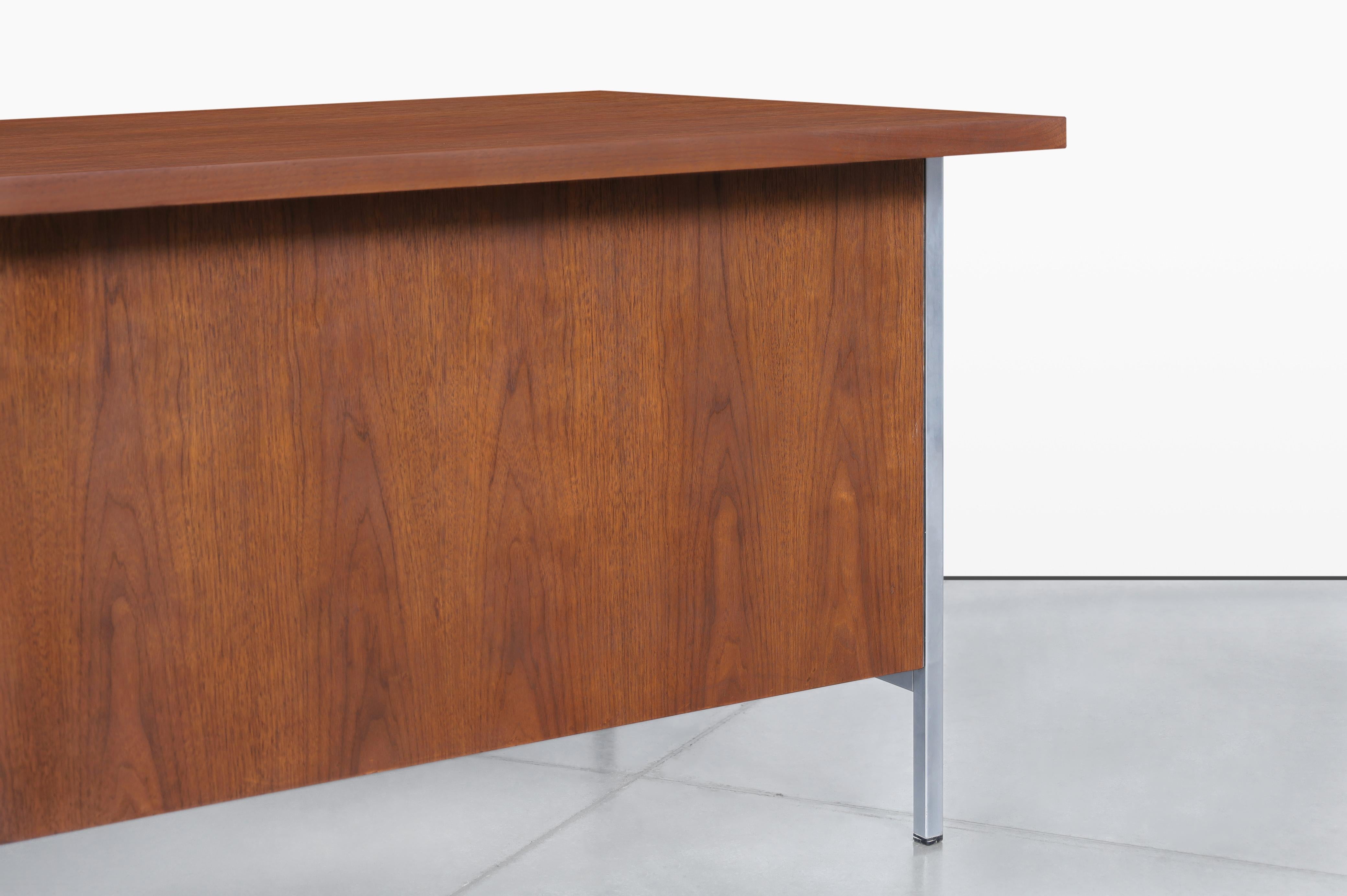 Florence Knoll Walnut Executive Desk for Knoll Associates For Sale 5
